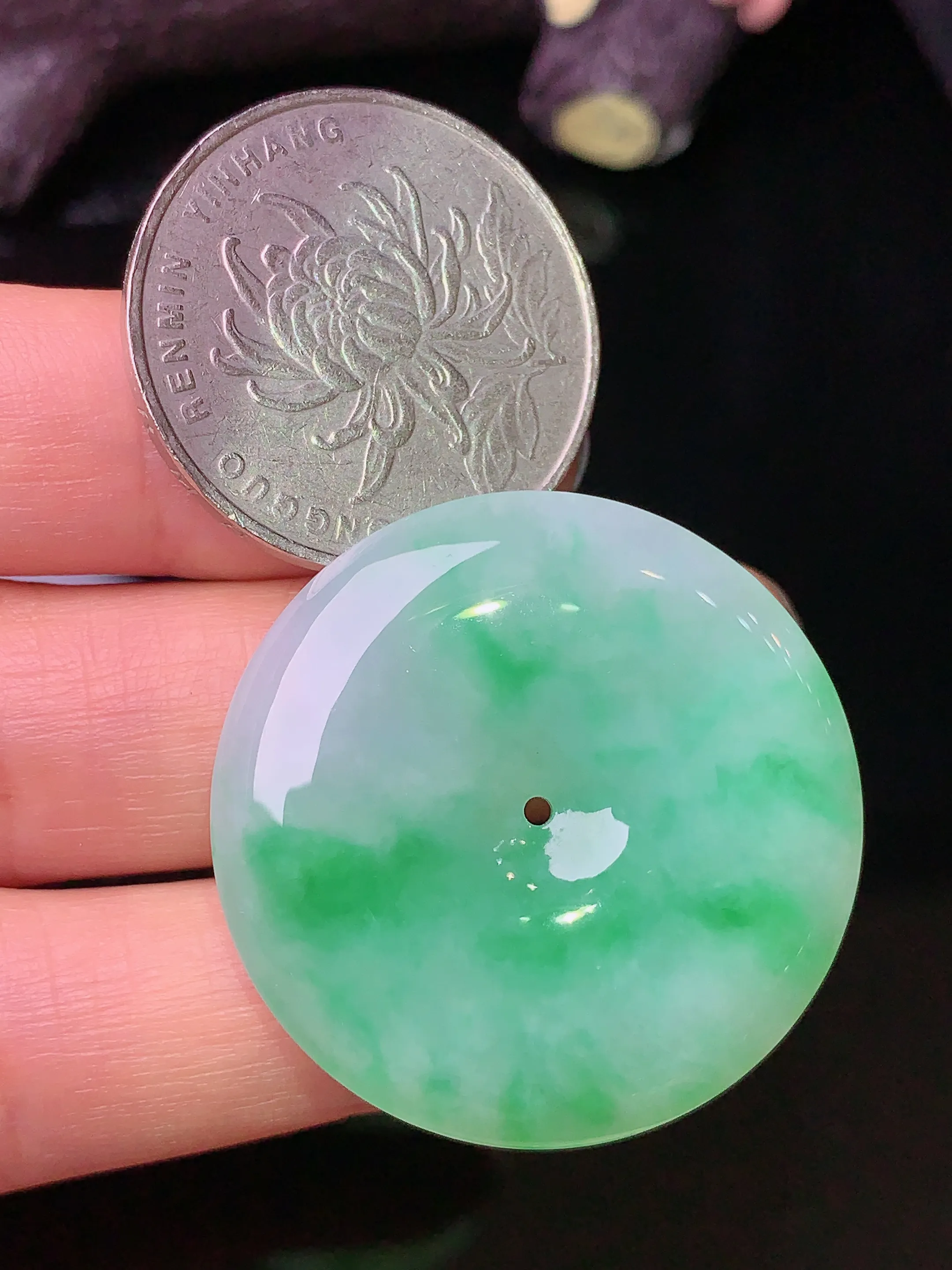 飘绿平安扣吊坠 玉质细腻 色泽清新 艳丽 整体尺寸31.8*5.7