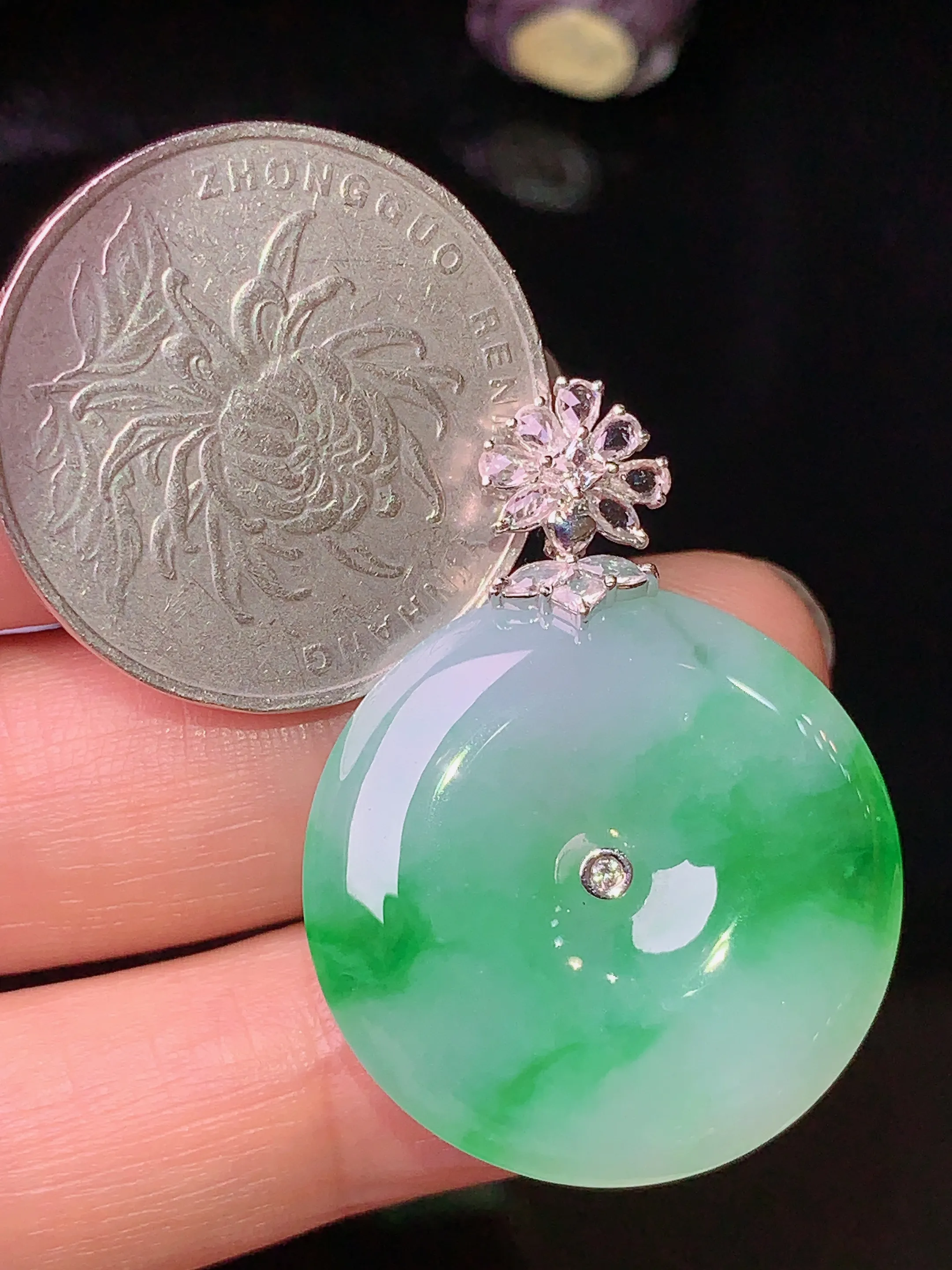 18k金钻镶嵌飘绿平安扣吊坠 玉质细腻 色泽清新艳丽 整体尺寸34.2*25.7*5.5