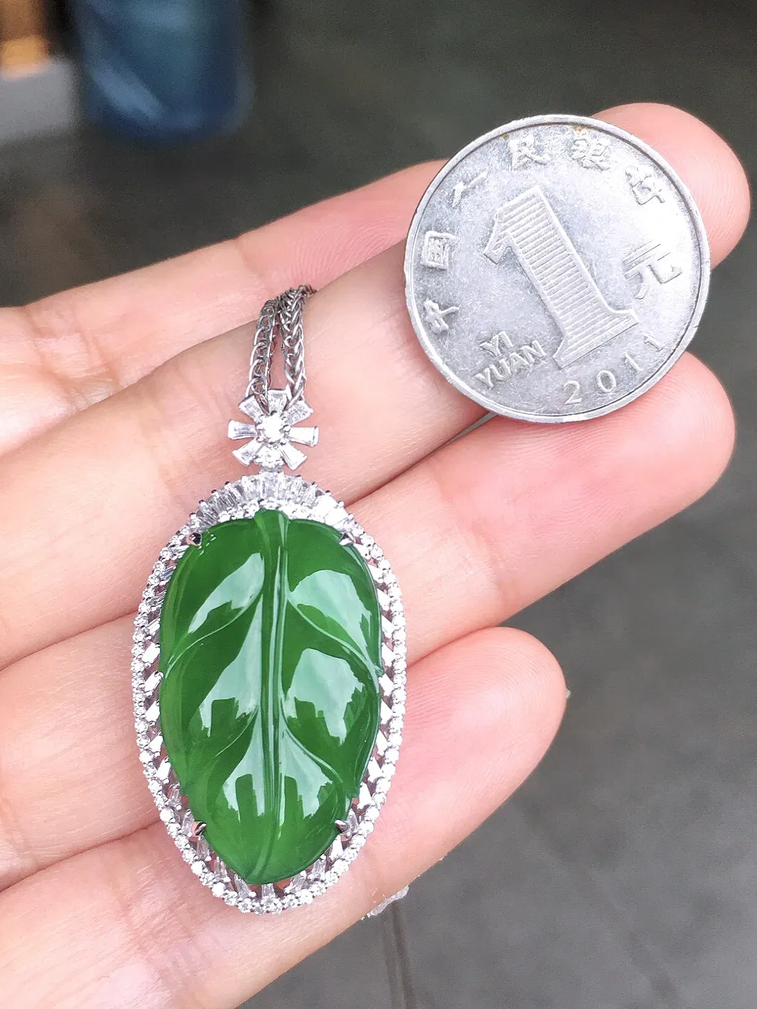 阳绿玉叶吊坠，色泽均匀艳丽，玉质细腻，荧光感超
强，饱满水润，气质满满。18k
金豪华镶嵌
