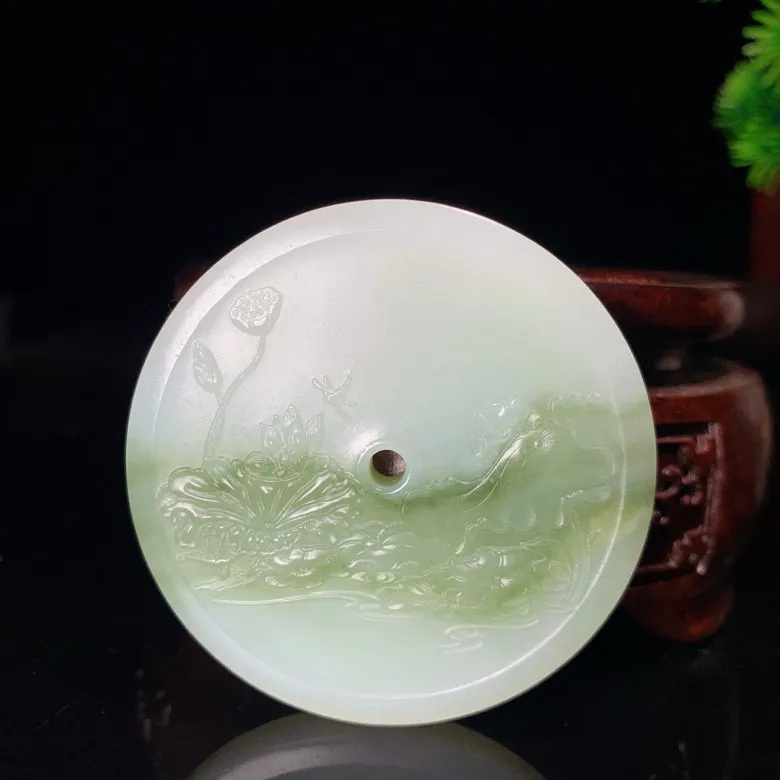 新疆和田玉且末兰翠花开富贵挂件。 尺寸55/6重45.5克 玉质细腻油润。手推出油。品相大气 lt250509