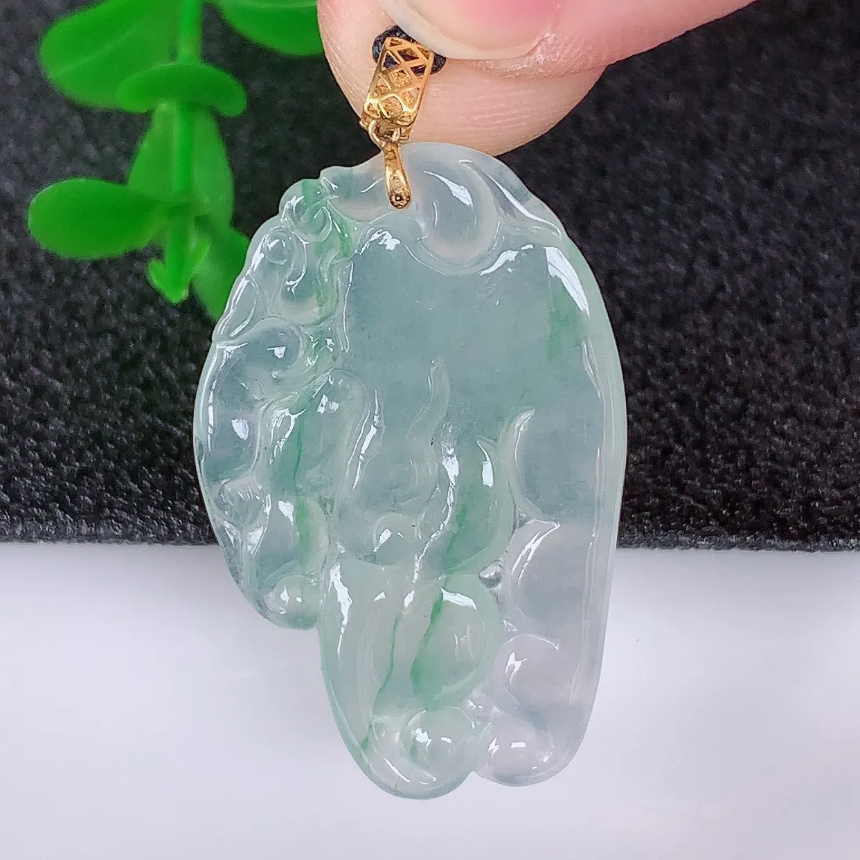 自然光实拍，18k金镶嵌冰种飘绿翡翠人生吊坠，沁人心脾，精致典雅的设计，为佩戴者，增添色彩，送礼自留都是佳品选择！#1.8整体36*裸石30.5*19.5*3.8