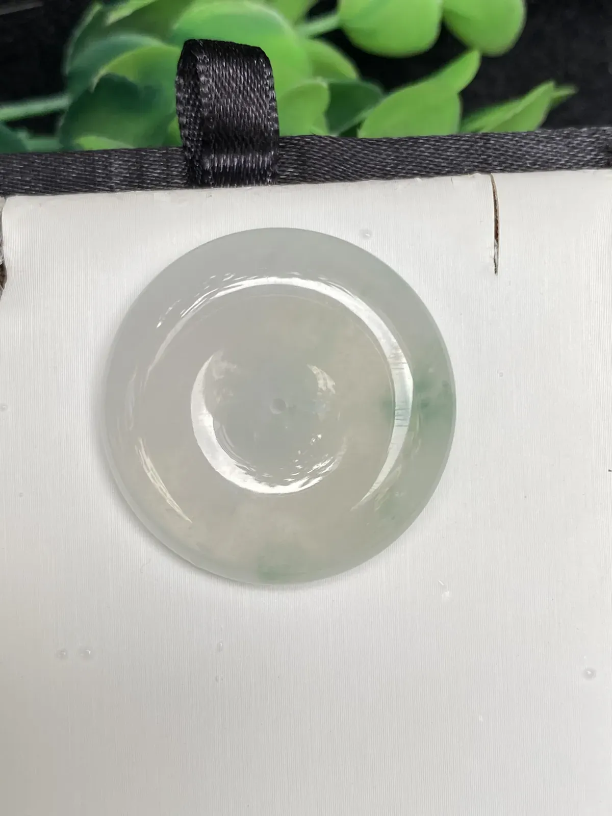 推荐【冰飘花平安扣】飘绿花，无纹裂，水润，细腻，起胶，品相佳～～比硬币大，佩戴尺寸刚刚好～～