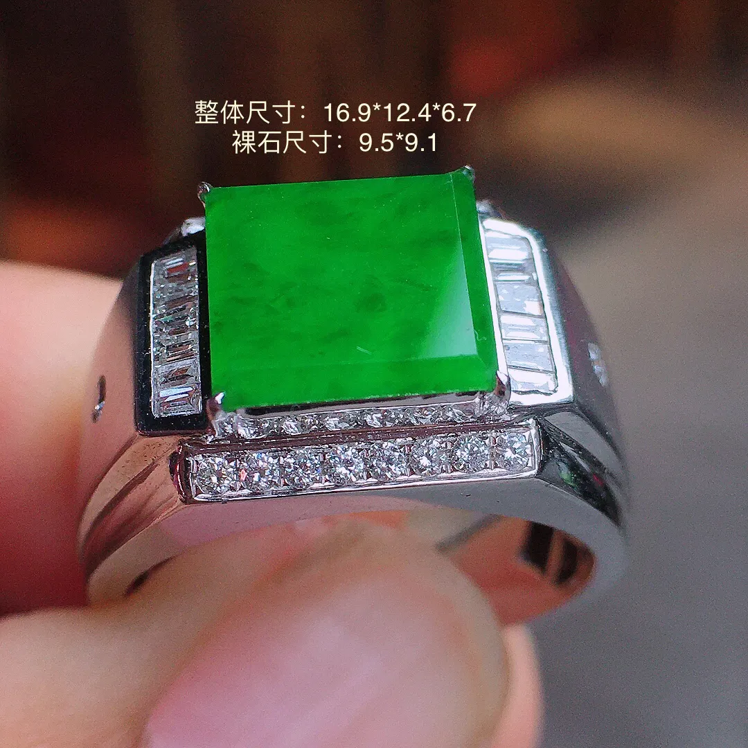 阳绿马鞍戒指，色泽均匀艳丽，玉质细腻，荧光感超
强，饱满水润，气质满满。18k
金豪华镶嵌