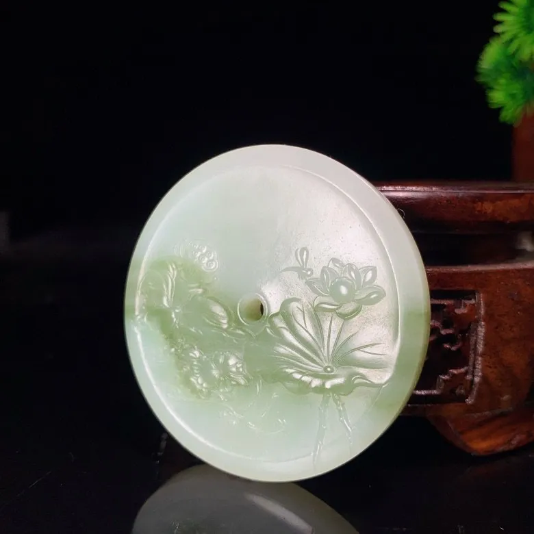 新疆和田玉且末兰翠花开富贵挂件。 尺寸55/6重45.5克 玉质细腻油润。手推出油。品相大气 lt2