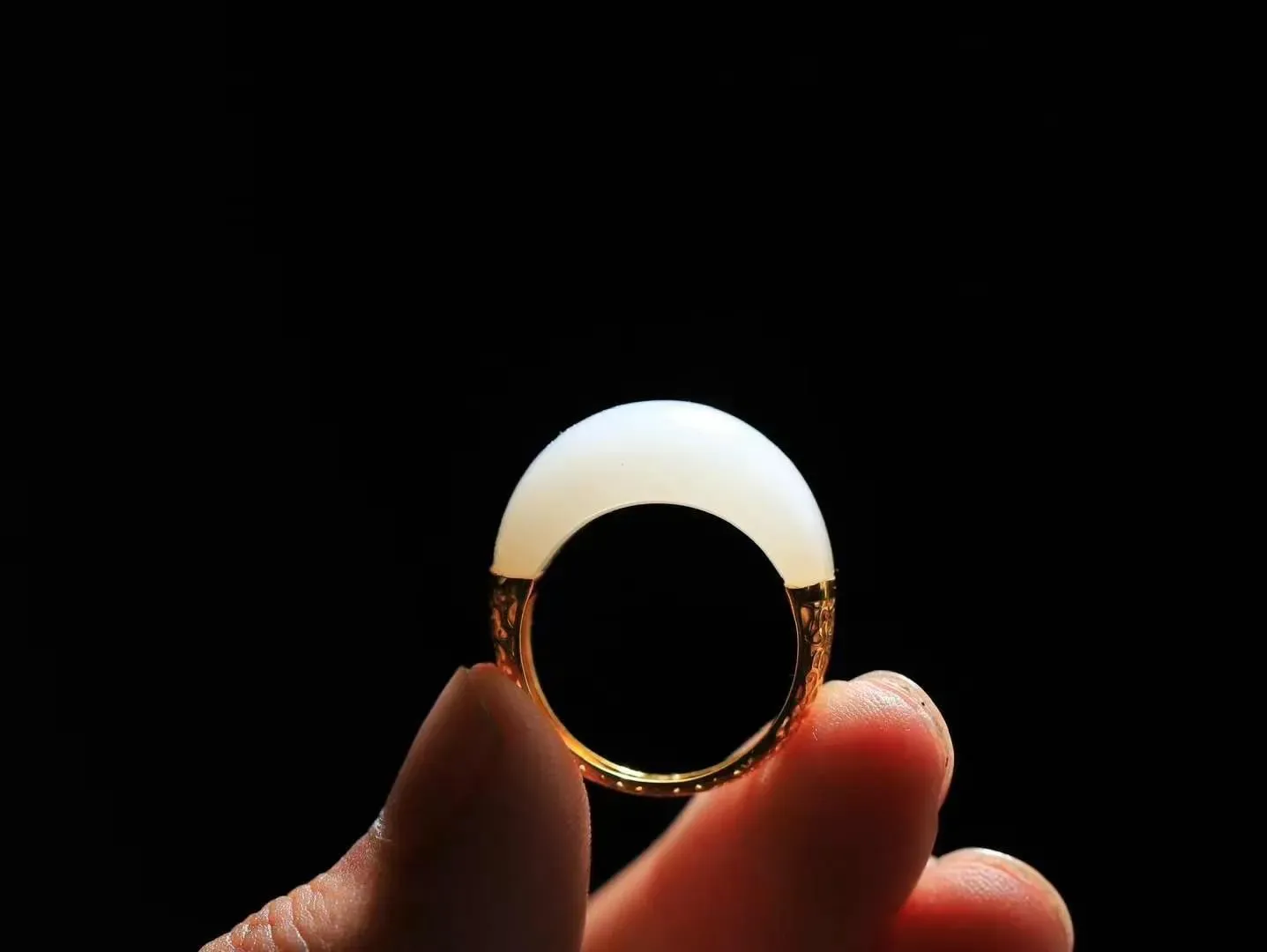 【金镶玉.戒指】

精品和田玉白玉18k金戒指 玉质细腻温润 油性十足 ，不论时光如何流转变化，这枚戒指始终闪耀着最初的光芒。精工镶嵌18K金 （保真金 可检测贵金属18K金） 重5.2克 尺寸17.7-12.6-6.6mm 7850979T