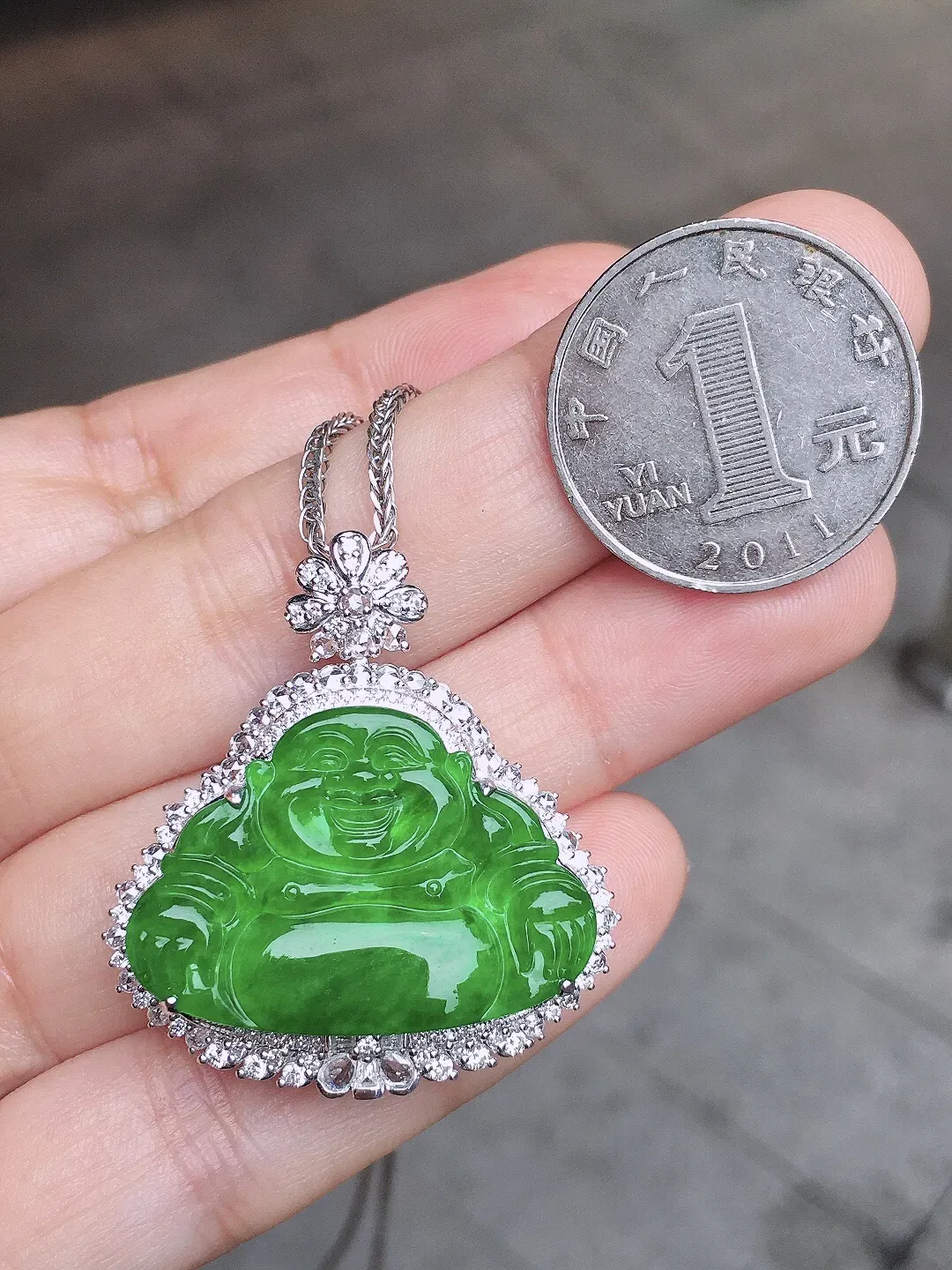 阳绿佛公吊坠，色泽均匀艳丽，玉质细腻，荧光感超
强，饱满水润，气质满满。18k
金豪华镶嵌