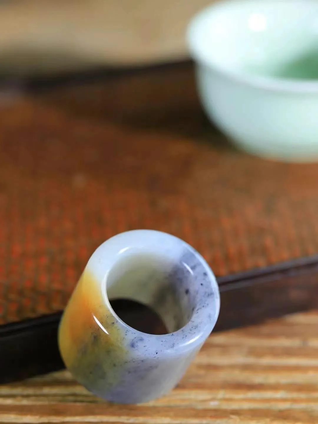 【古韵·扳指】

精品和田玉青花带糖扳指，玉质温润，油润感十足， 整器古韵生辉。优雅高贵。运筹帷幄于掌中，决胜于千里之外。
重43.4克 内径圈口22mm 尺寸30-5.7mm   FDL-3650942