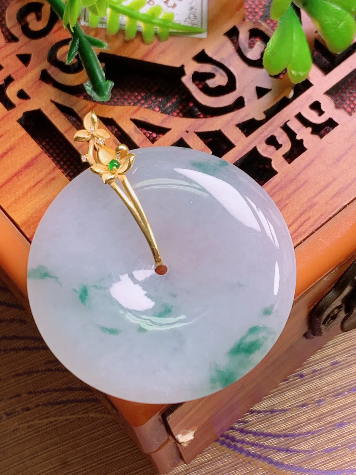 精品推荐，缅甸天然A货翡翠，18K金镶嵌冰种飘花平安扣吊坠，种水好，颜色鲜艳，玉质水润细腻，工艺精湛