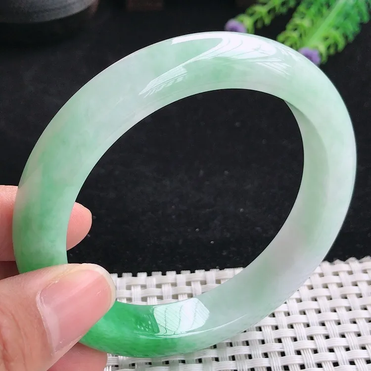 自然光61.5圈口老坑精美冰润飘阳绿大圈口手镯翡翠玉镯尺寸61.5/13/9.5