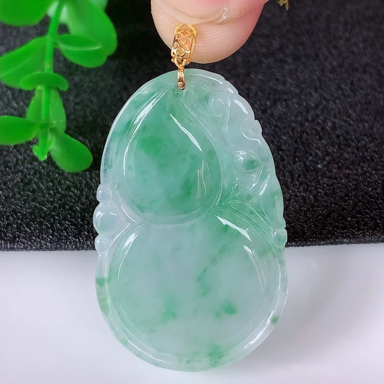 自然光实拍，18K金镶嵌冰飘花翡翠葫芦吊坠，翡翠葫芦，寓意福禄双全，财源滚滚，佩戴效果优雅迷人！#00.8整体46*裸石39.8*25*5.6