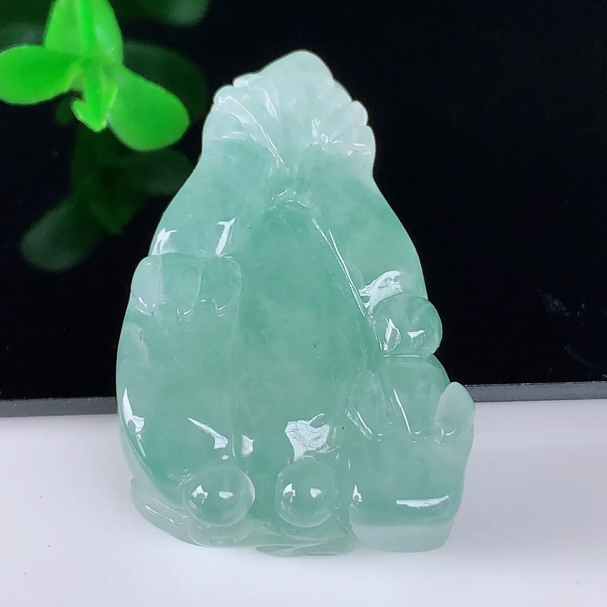 自然光实拍，冰润冰飘绿翡翠招财貔貅吊坠，民间有“一摸貔貅运程旺盛，再摸貔貅财运滚滚，三摸貔貅平步青云 ”的美好祝愿。#46.8