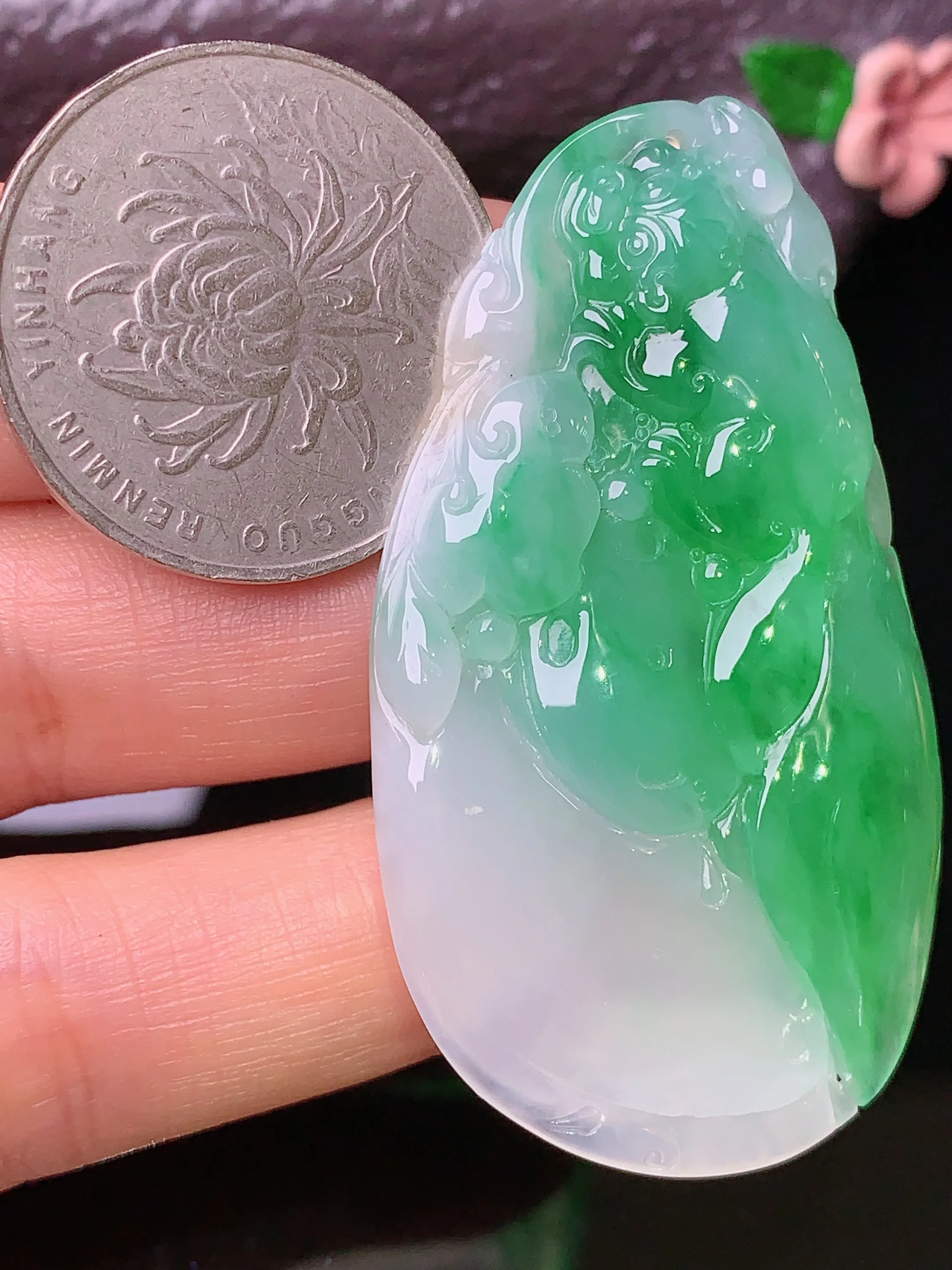 飘绿雕花牌吊坠 玉质细腻 色泽清新艳丽 整体尺寸51.3*28*5.8