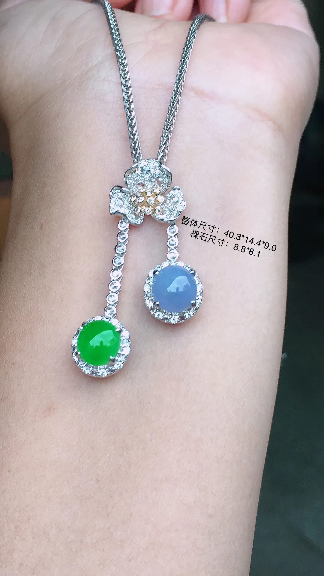 （紫+绿）二合一吊坠，色泽均匀艳丽，玉质细腻，荧光感超
强，饱满水润，气质满满。18k
金豪华镶嵌