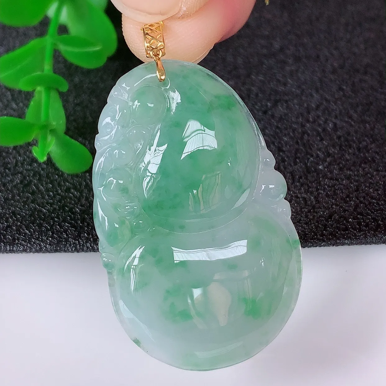 自然光实拍，18K金镶嵌冰飘花翡翠葫芦吊坠，翡翠葫芦，寓意福禄双全，财源滚滚，佩戴效果优雅迷人！#0