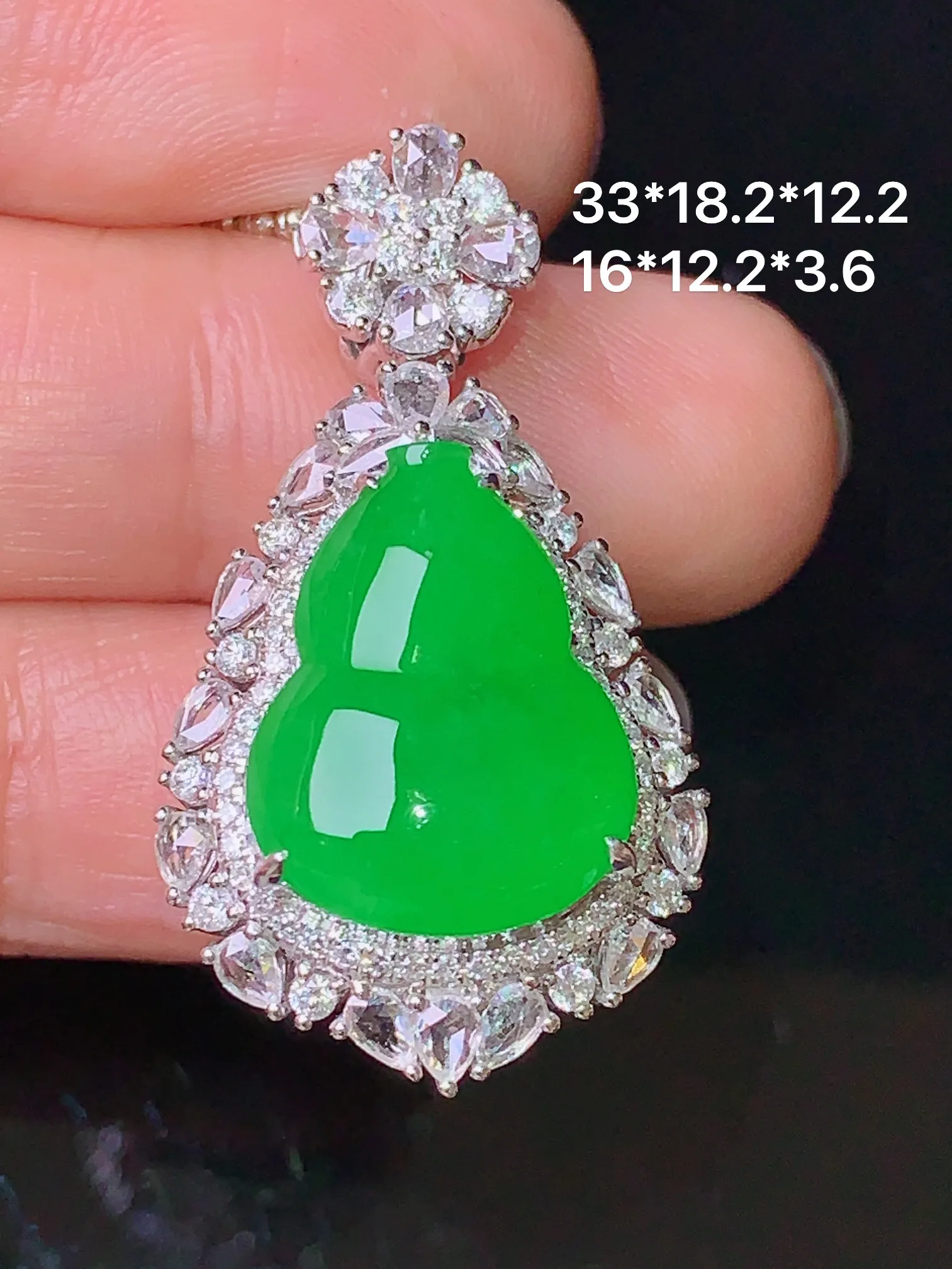 18k金钻镶嵌满绿葫芦吊坠 玉质细腻 色泽清新艳丽 整体尺寸33*18.2*12.2