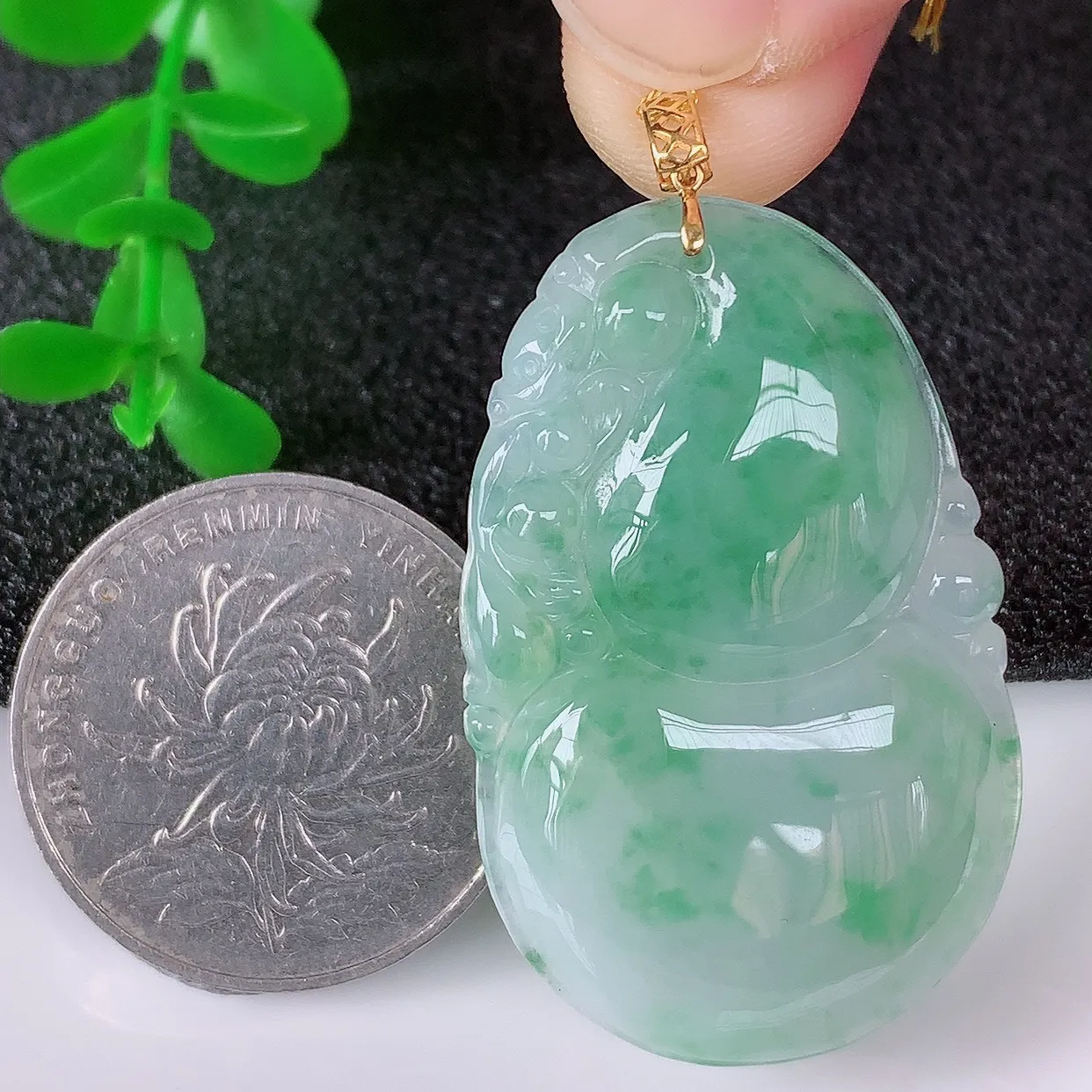 自然光实拍，18K金镶嵌冰飘花翡翠葫芦吊坠，翡翠葫芦，寓意福禄双全，财源滚滚，佩戴效果优雅迷人！#00.8整体46*裸石39.8*25*5.6