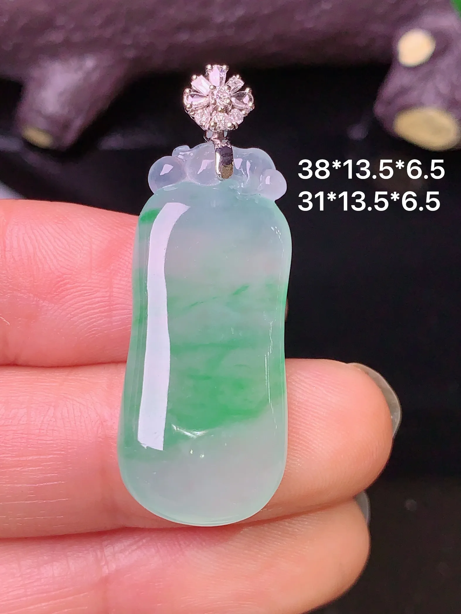 18k金钻镶嵌飘绿福瓜吊坠 玉质细腻 色泽清新艳丽 整体尺寸38*13.5*6.5