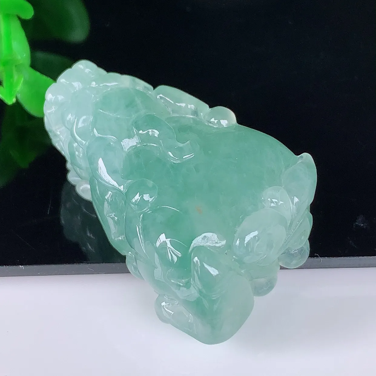 自然光实拍，冰润冰飘绿翡翠招财貔貅吊坠，民间有“一摸貔貅运程旺盛，再摸貔貅财运滚滚，三摸貔貅平步青云