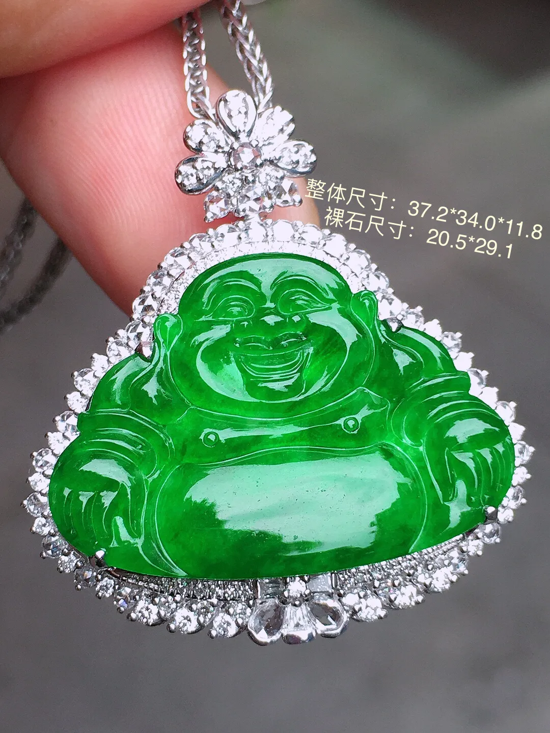 阳绿佛公吊坠，色泽均匀艳丽，玉质细腻，荧光感超
强，饱满水润，气质满满。18k
金豪华镶嵌