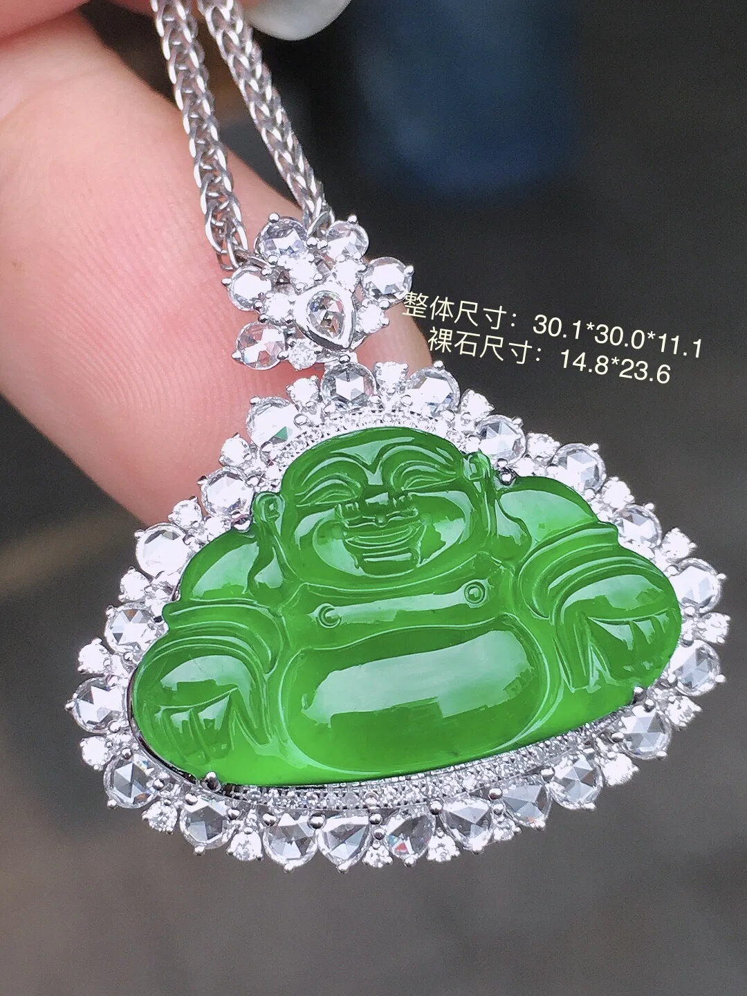 满绿佛公吊坠，色泽均匀浓郁，玉质细腻，荧光感超
强，饱满水润，气质满满。18k
金豪华镶嵌
