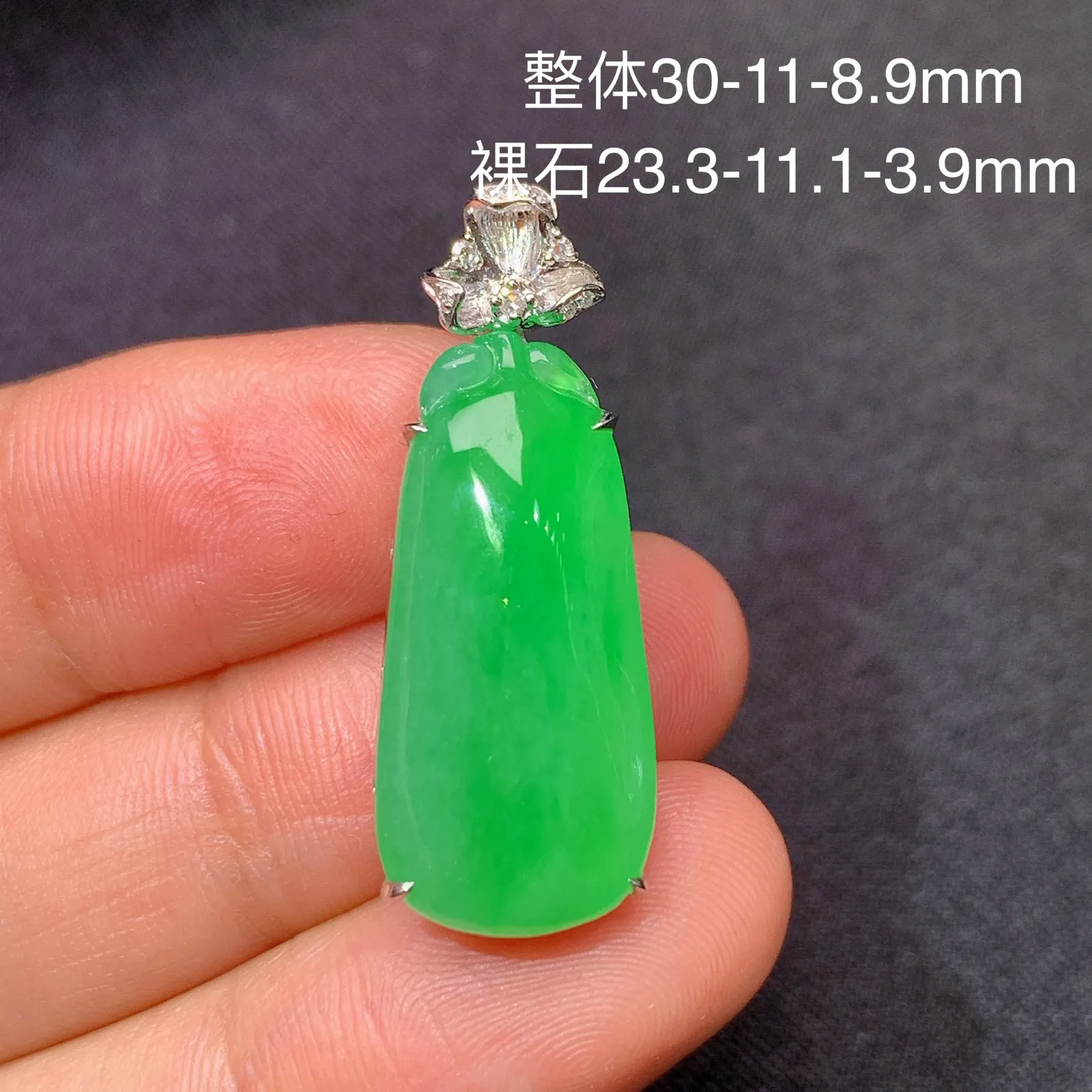 冰阳绿福瓜吊坠，18k金镶嵌，色泽鲜阳，冰润细腻，种水足 尺寸30*11*8.9