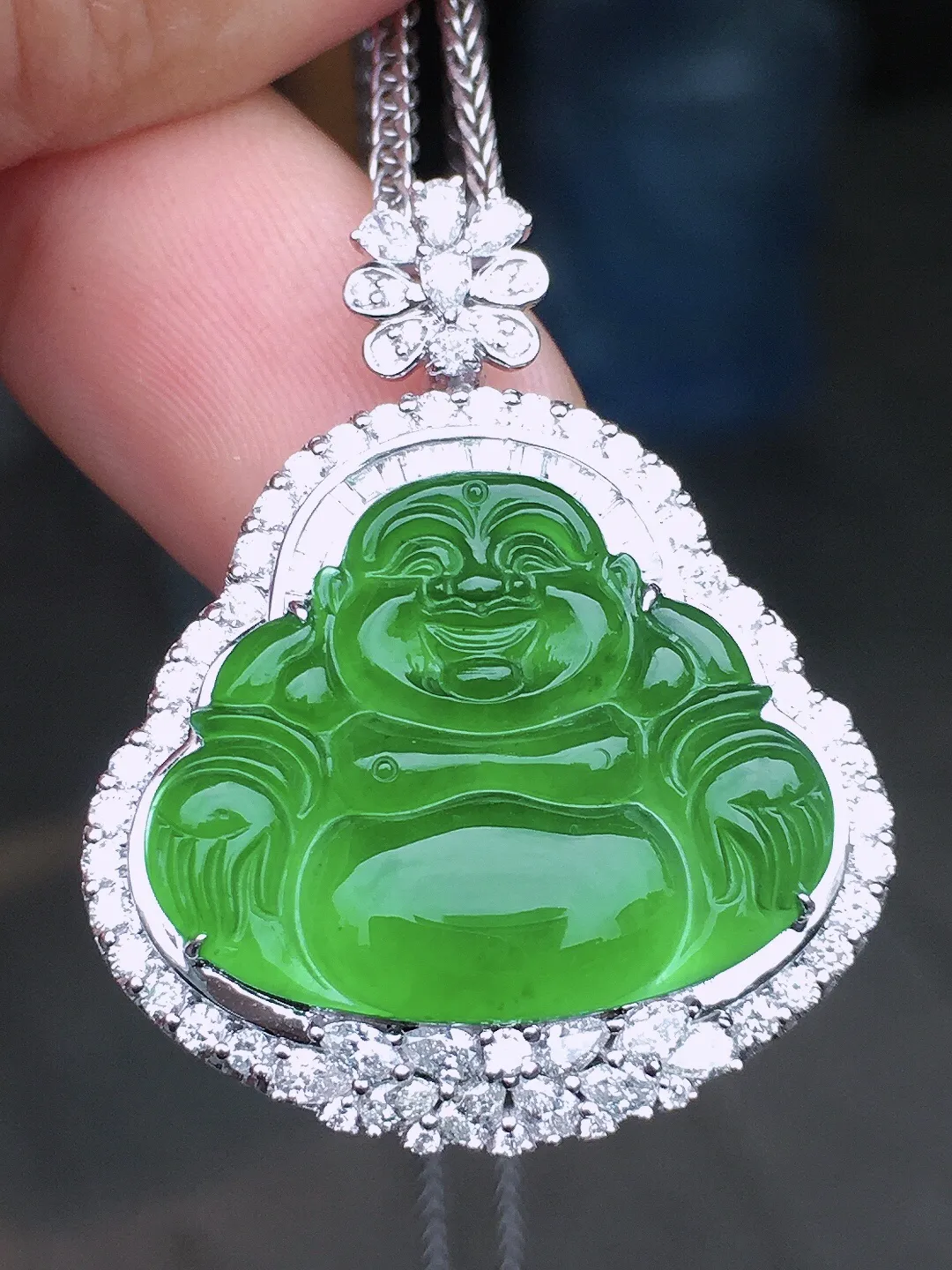 满绿佛公吊坠，色泽均匀浓郁，玉质细腻，荧光感超
强，饱满水润，气质满满。18k
金豪华镶嵌