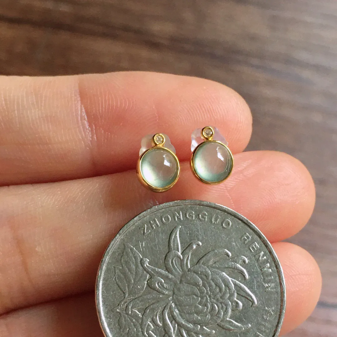 冰种蛋面耳钉，18k金镶嵌，简约时尚，冰润细腻，种水足 尺寸7.8*5.5*2.8