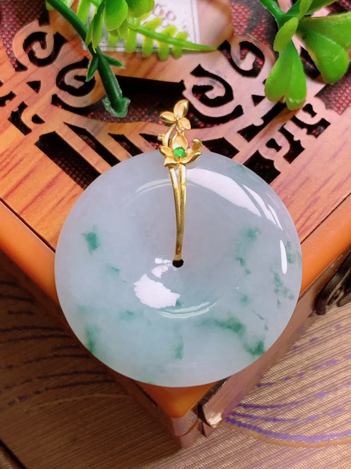 精品推荐，缅甸天然A货翡翠，18K金镶嵌冰种飘花平安扣吊坠，种水好，颜色鲜艳，玉质水润细腻，工艺精湛，佩戴效果更佳。