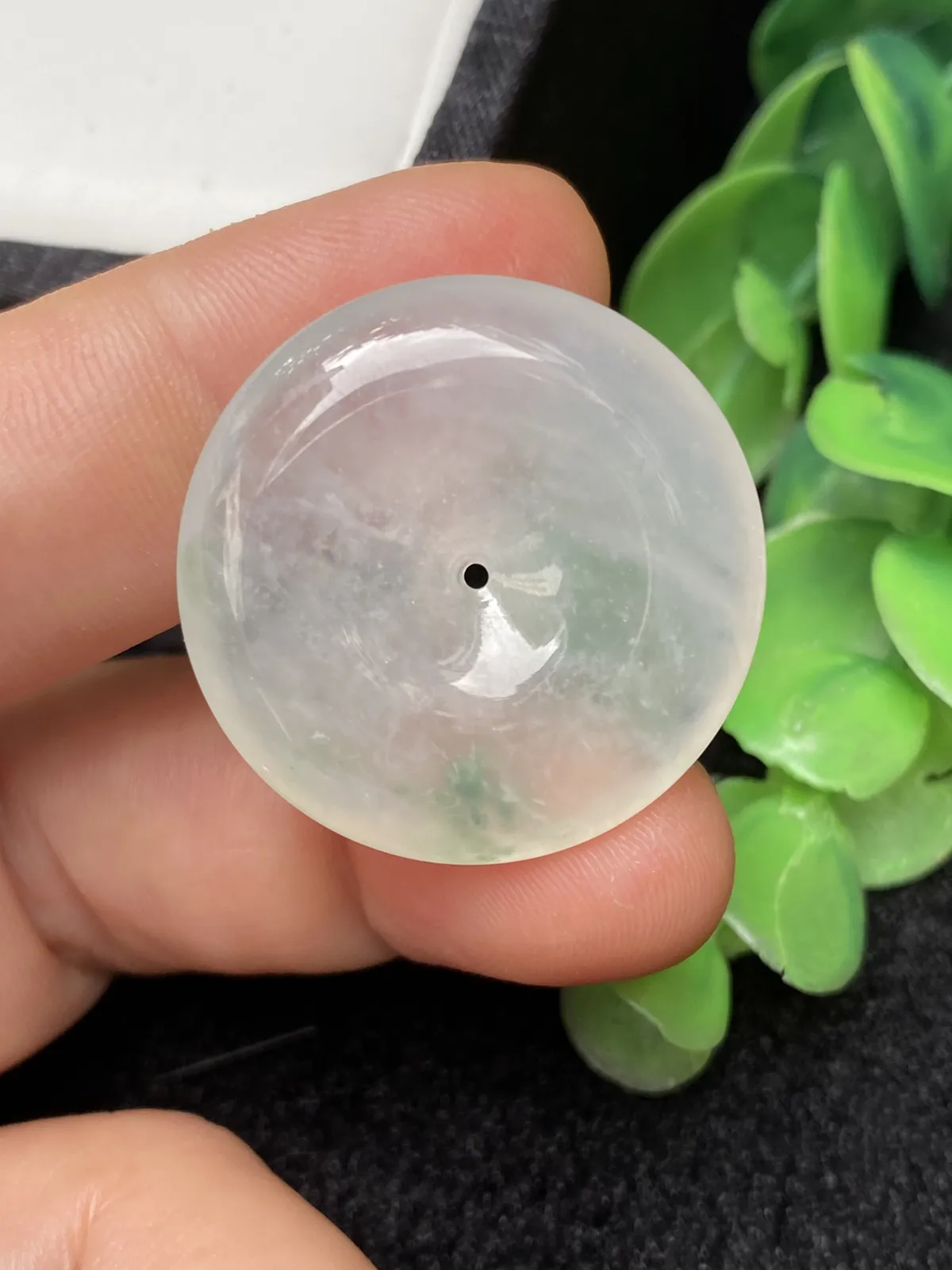 推荐【冰飘花平安扣】飘绿花，无纹裂，水润，细腻，起胶，品相佳～～比硬币大，佩戴尺寸刚刚好～～