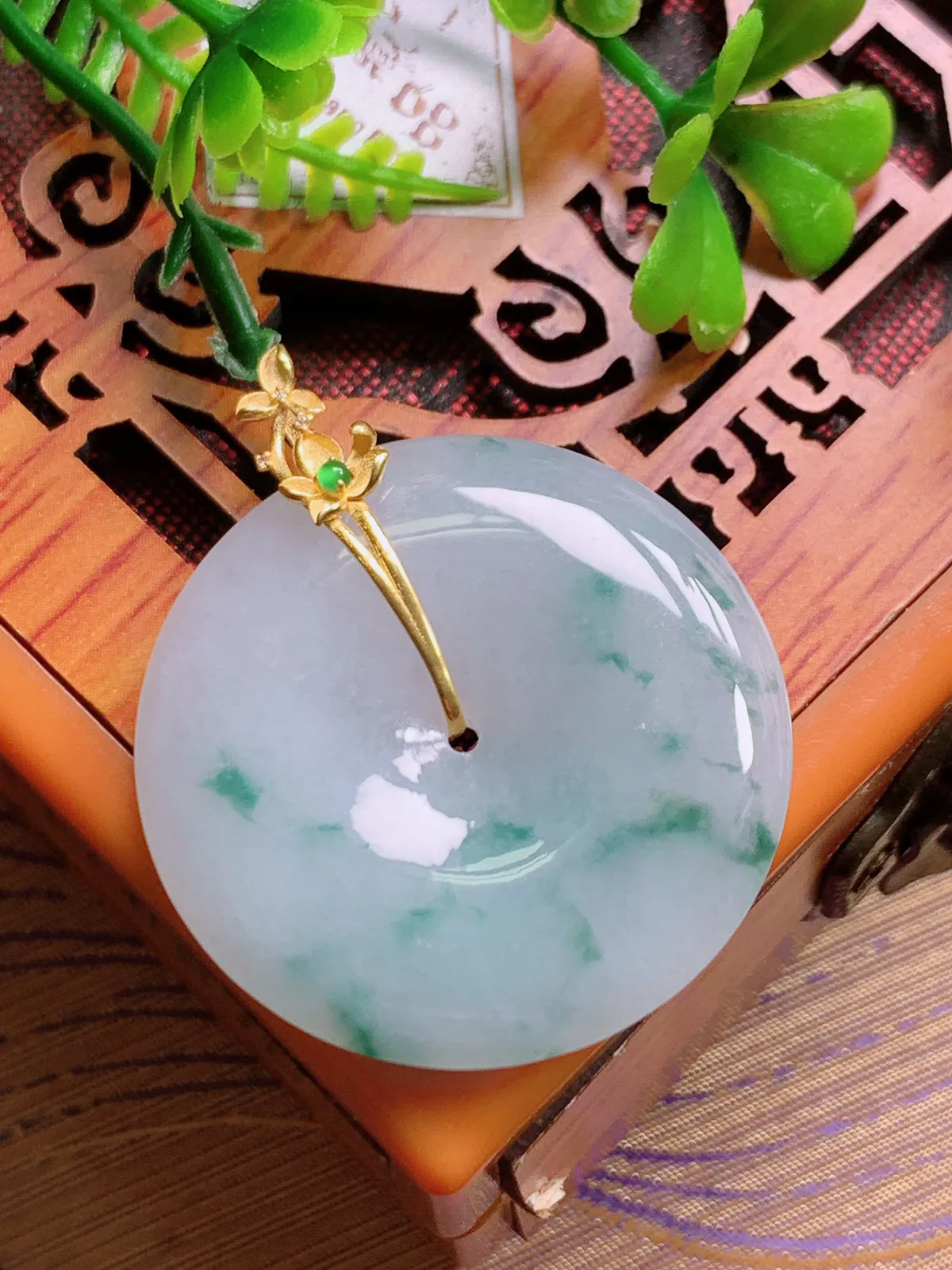 精品推荐，缅甸天然A货翡翠，18K金镶嵌冰种飘花平安扣吊坠，种水好，颜色鲜艳，玉质水润细腻，工艺精湛