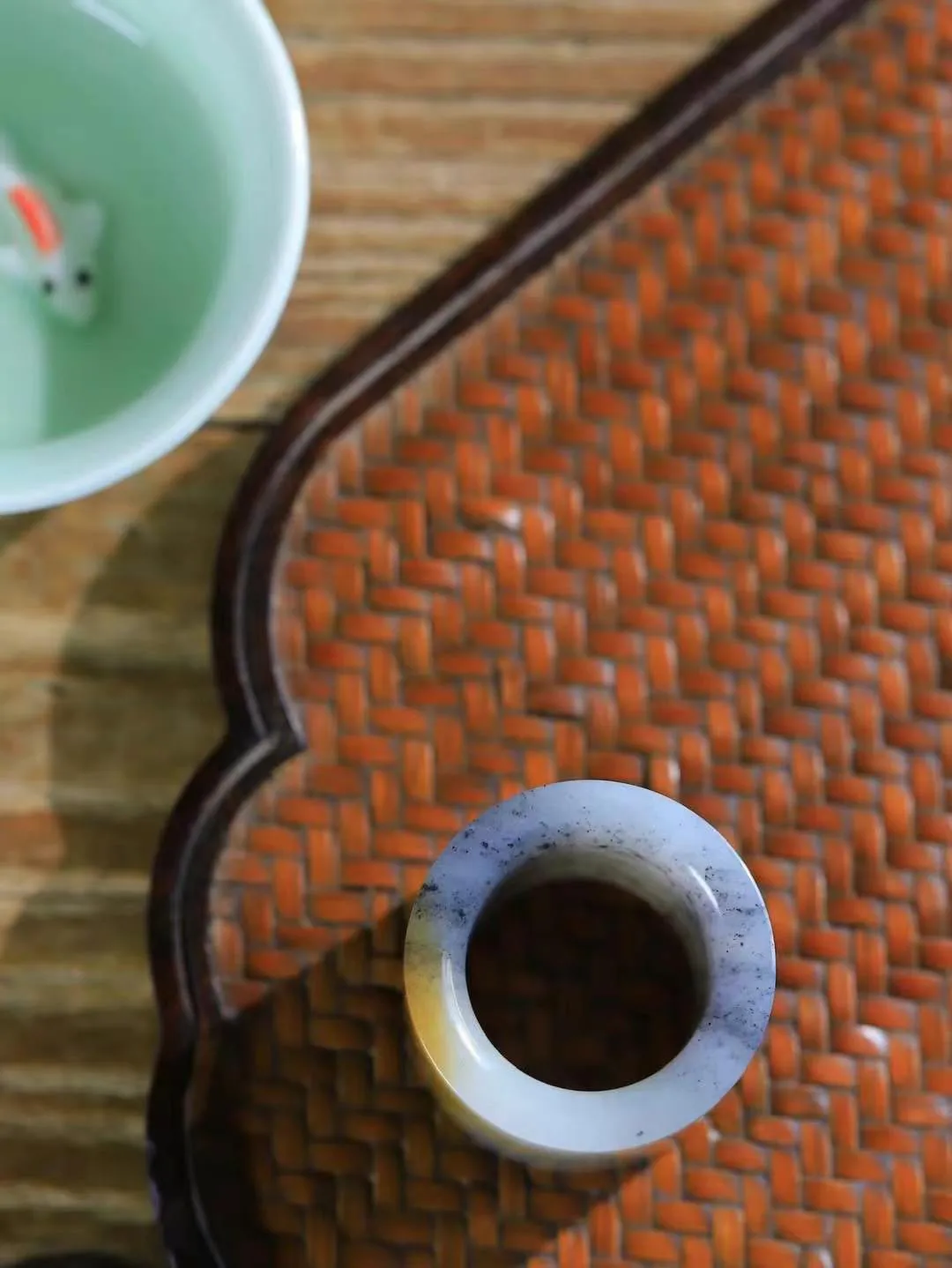 【古韵·扳指】

精品和田玉青花带糖扳指，玉质温润，油润感十足， 整器古韵生辉。优雅高贵。运筹帷幄于掌中，决胜于千里之外。
重43.4克 内径圈口22mm 尺寸30-5.7mm   FDL-3650942