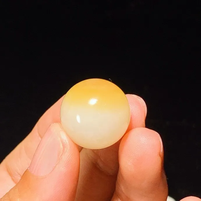 新疆且末糖转运珠挂件。 单颗尺寸18重9克 玉质细腻油润。手推出油。品相大气 lt250509