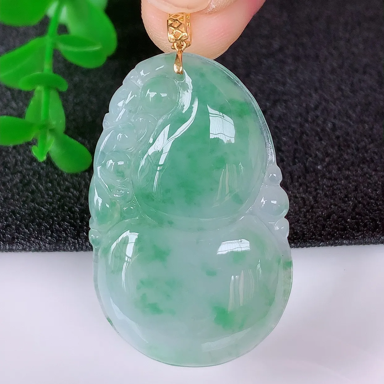 自然光实拍，18K金镶嵌冰飘花翡翠葫芦吊坠，翡翠葫芦，寓意福禄双全，财源滚滚，佩戴效果优雅迷人！#00.8整体46*裸石39.8*25*5.6