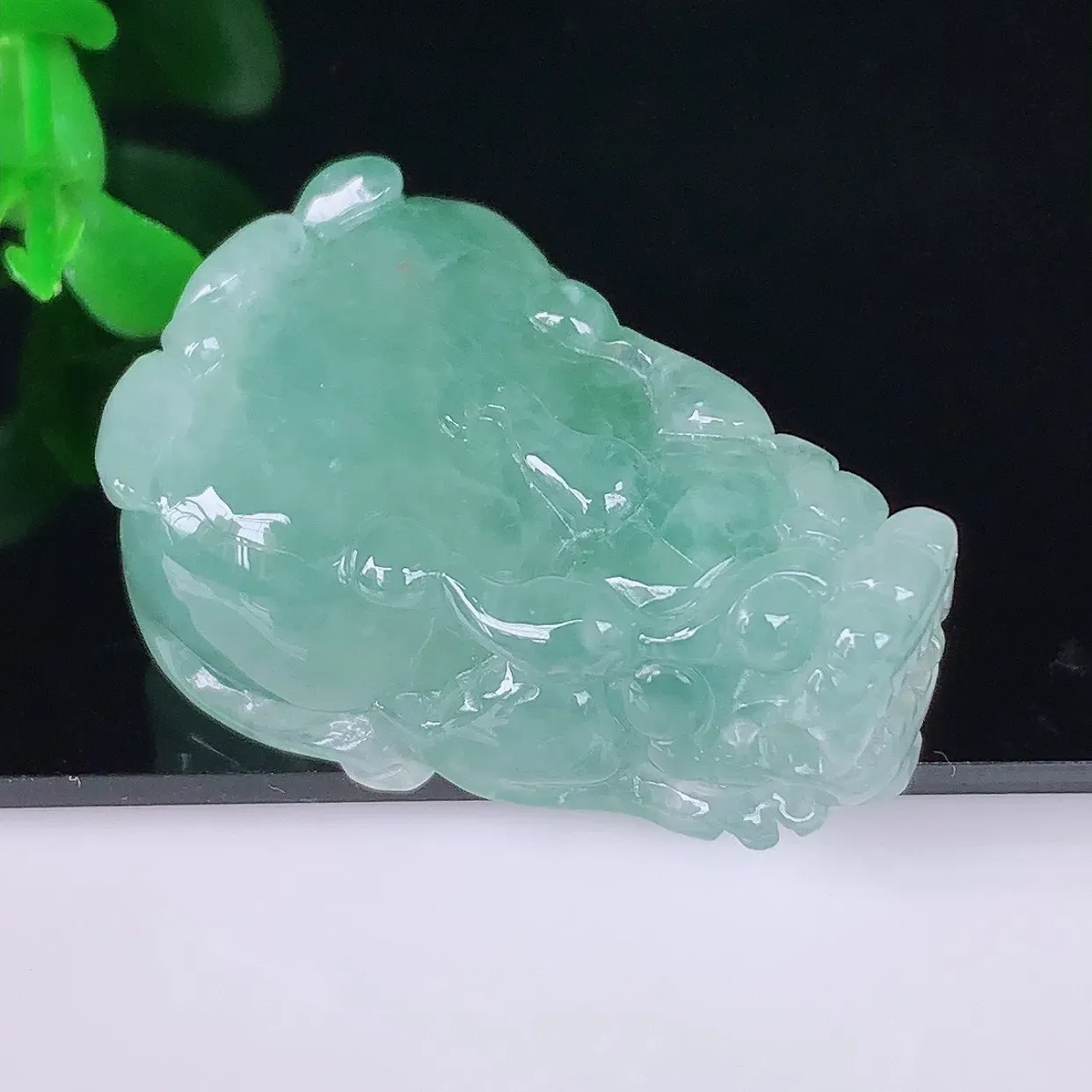 自然光实拍，冰润冰飘绿翡翠招财貔貅吊坠，民间有“一摸貔貅运程旺盛，再摸貔貅财运滚滚，三摸貔貅平步青云 ”的美好祝愿。#46.8