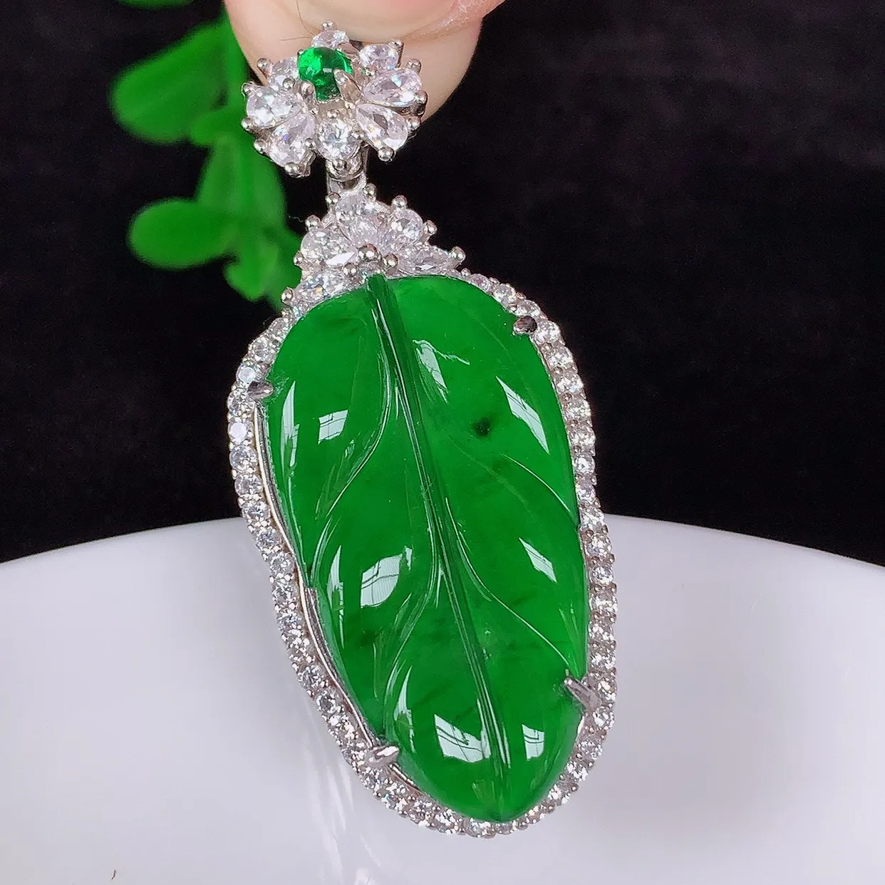 自然光实拍，冰透满绿翡翠925银镶嵌叶子吊坠，自然光实拍，翠色灵动，颜色漂亮，种老水足，品相佳，佩戴佳品！#97.8整体42*18*7.6裸石27*14.6