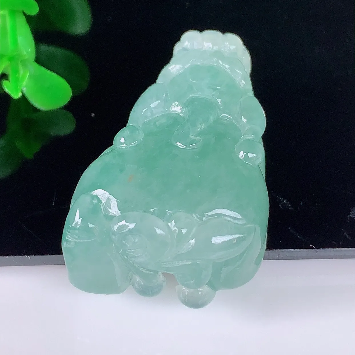 自然光实拍，冰润冰飘绿翡翠招财貔貅吊坠，民间有“一摸貔貅运程旺盛，再摸貔貅财运滚滚，三摸貔貅平步青云 ”的美好祝愿。#46.8