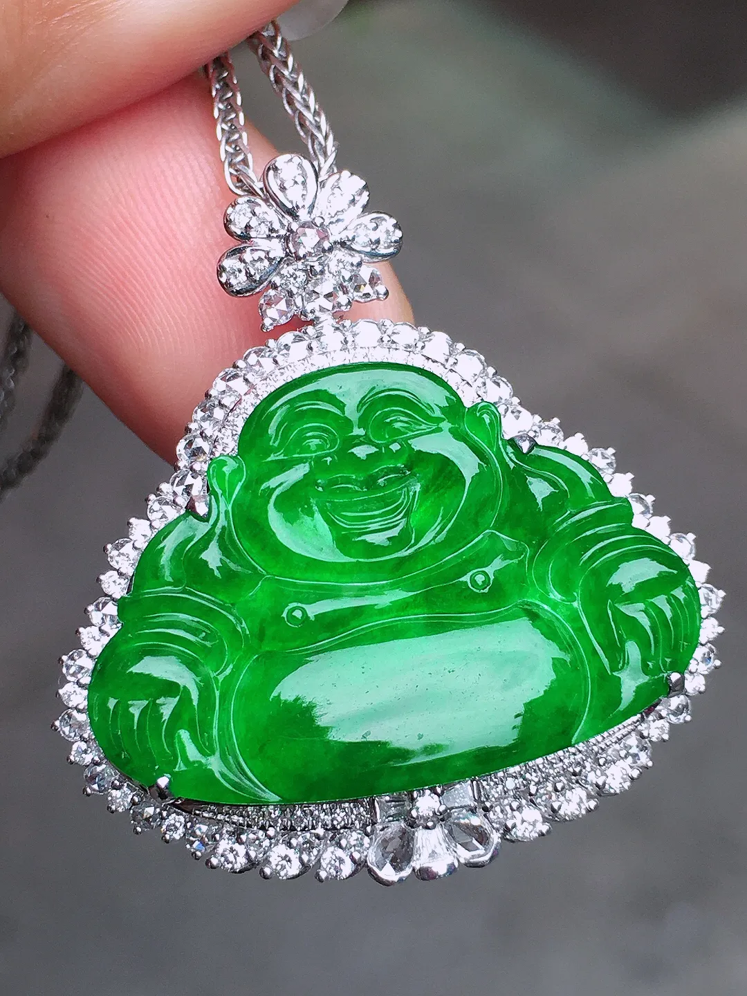 阳绿佛公吊坠，色泽均匀艳丽，玉质细腻，荧光感超
强，饱满水润，气质满满。18k
金豪华镶嵌