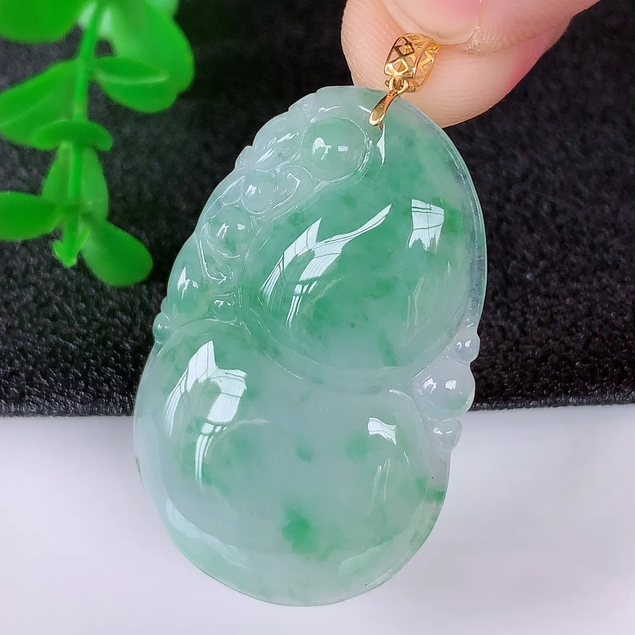 自然光实拍，18K金镶嵌冰飘花翡翠葫芦吊坠，翡翠葫芦，寓意福禄双全，财源滚滚，佩戴效果优雅迷人！#00.8整体46*裸石39.8*25*5.6