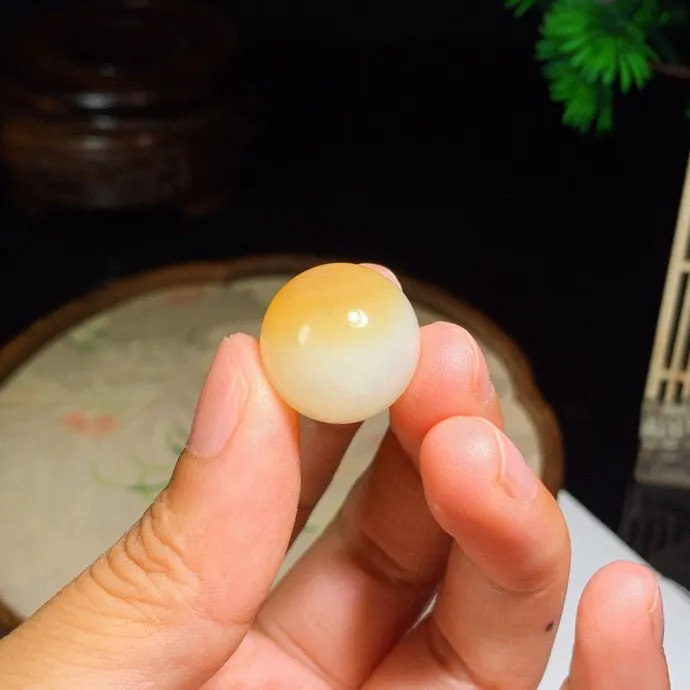 新疆且末糖转运珠挂件。 单颗尺寸18重9克 玉质细腻油润。手推出油。品相大气 lt250509