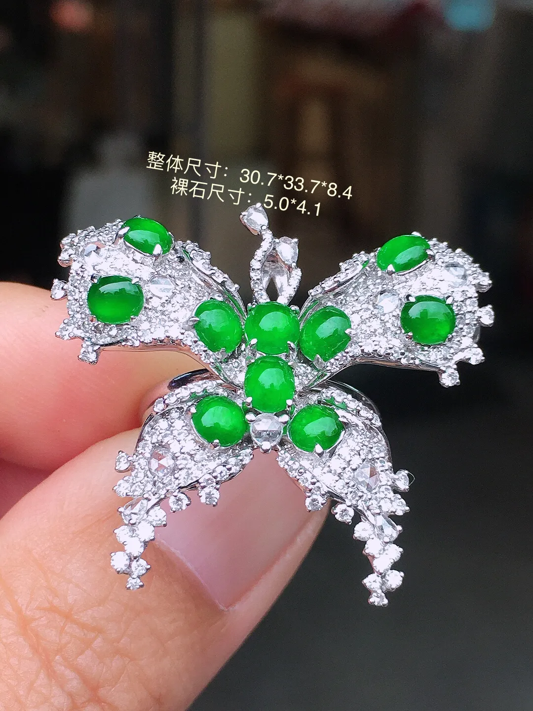阳绿蛋面胸针/吊坠/戒指三用款，色泽均匀艳丽，玉质细腻，荧光感超
强，饱满水润，气质满满。18k
金豪华镶嵌