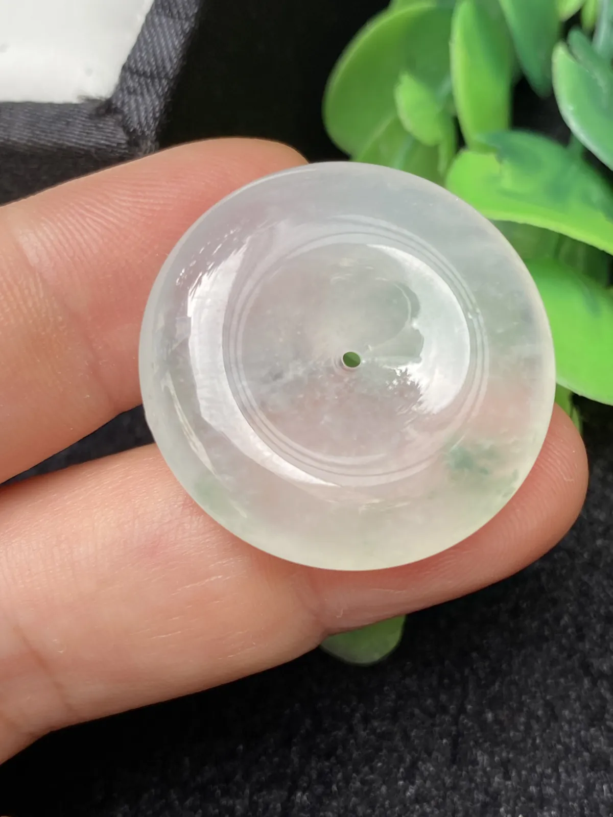 推荐【冰飘花平安扣】飘绿花，无纹裂，水润，细腻，起胶，品相佳～～比硬币大，佩戴尺寸刚刚好～～
