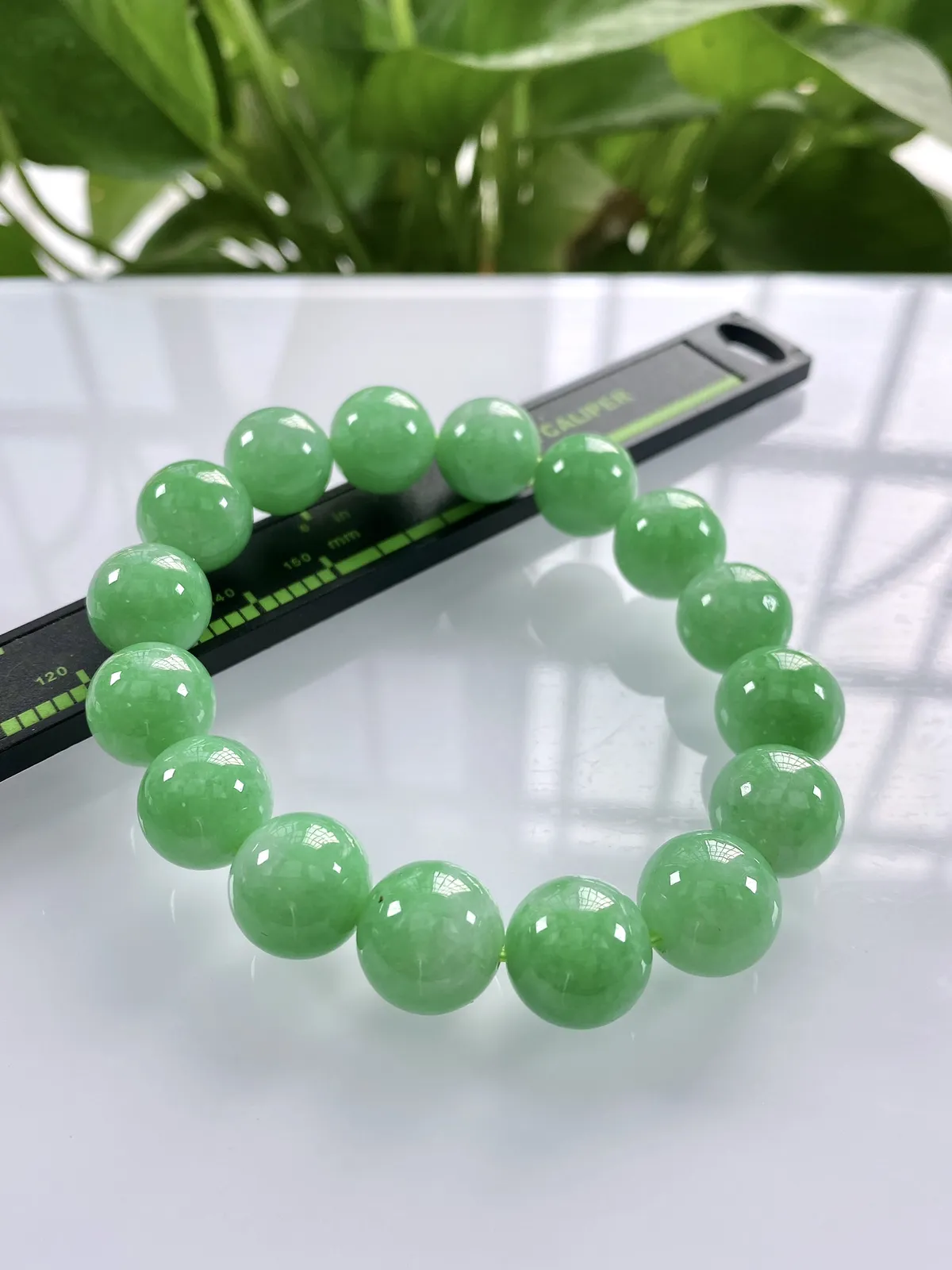 缅甸天然翡翠A货，卡13冰润满绿豆阳绿圆珠手串手链，尺寸：13mm/16颗，重量：56.92g