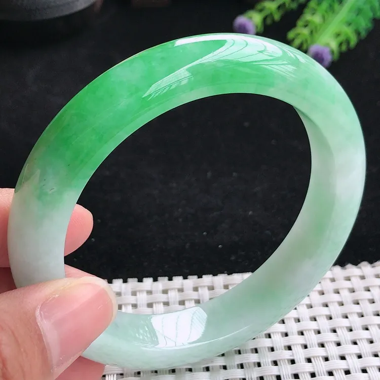 自然光61.5圈口老坑精美冰润飘阳绿大圈口手镯翡翠玉镯尺寸61.5/13/9.5
