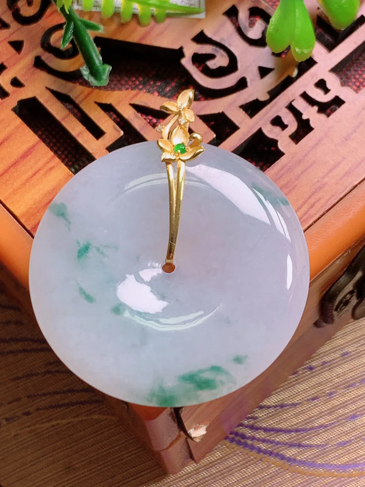 精品推荐，缅甸天然A货翡翠，18K金镶嵌冰种飘花平安扣吊坠，种水好，颜色鲜艳，玉质水润细腻，工艺精湛，佩戴效果更佳。