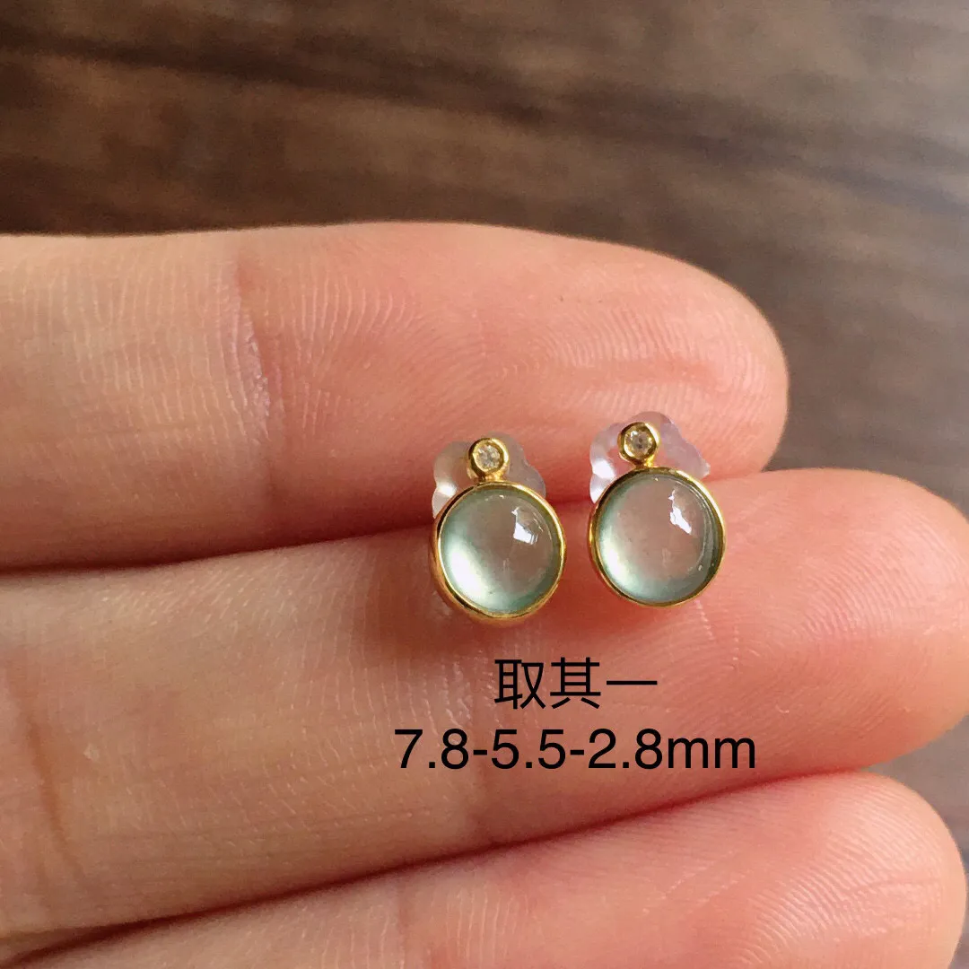 冰种蛋面耳钉，18k金镶嵌，简约时尚，冰润细腻，种水足 尺寸7.8*5.5*2.8