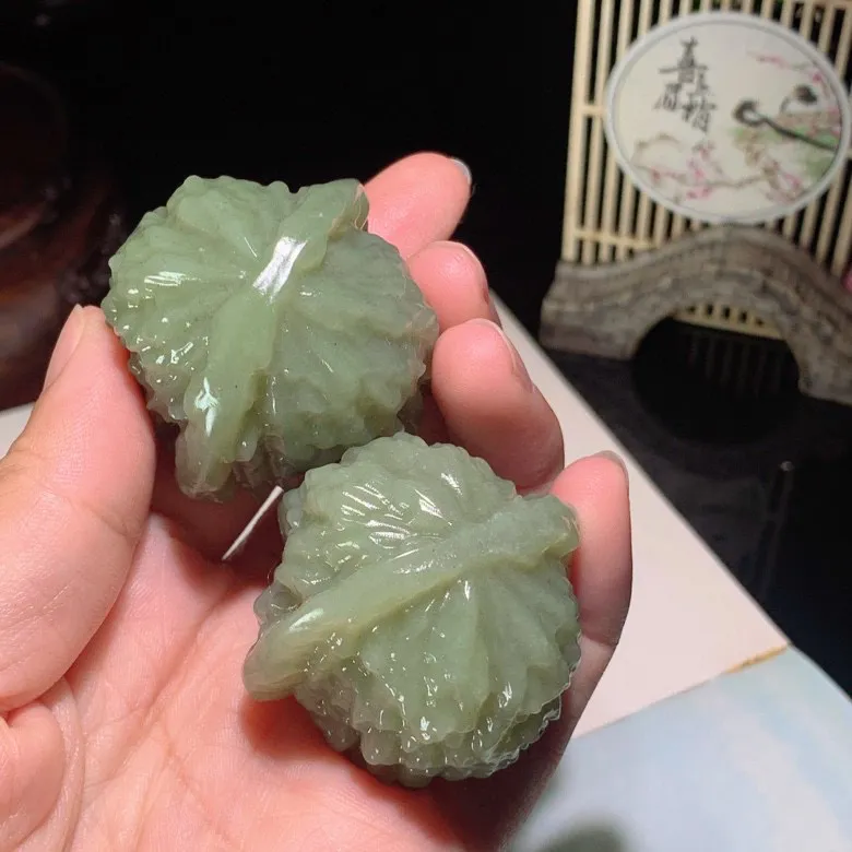 一对新疆且末蓝江山在握核桃把件。单个尺寸42/41/33.8/mm总重148克，玉质细腻油润 底色纯净 ，脂粉好，品质好！lt2504015