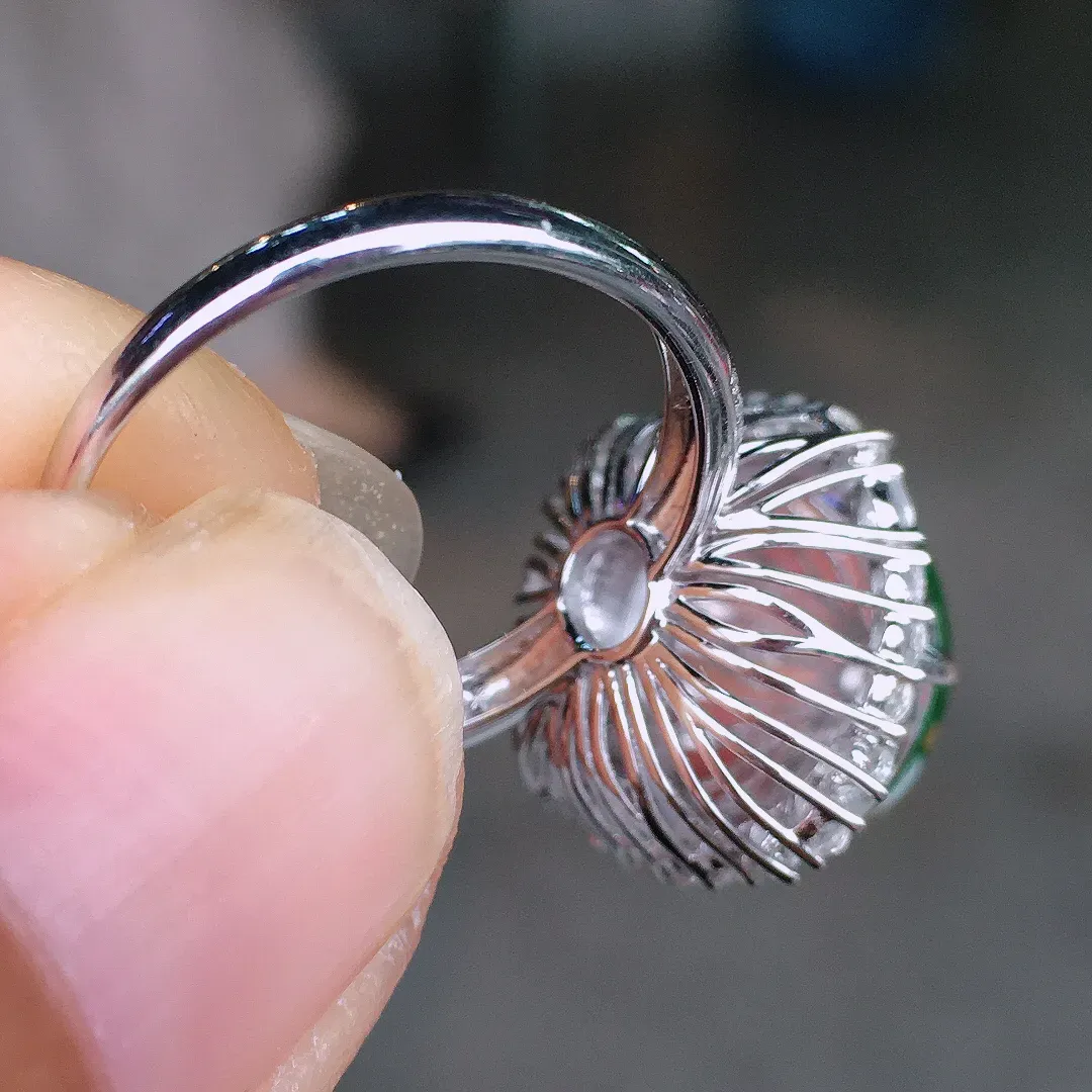 满绿蛋面戒指，色泽均匀浓郁，玉质细腻，荧光感超
强，饱满水润，气质满满。18k
金豪华镶嵌