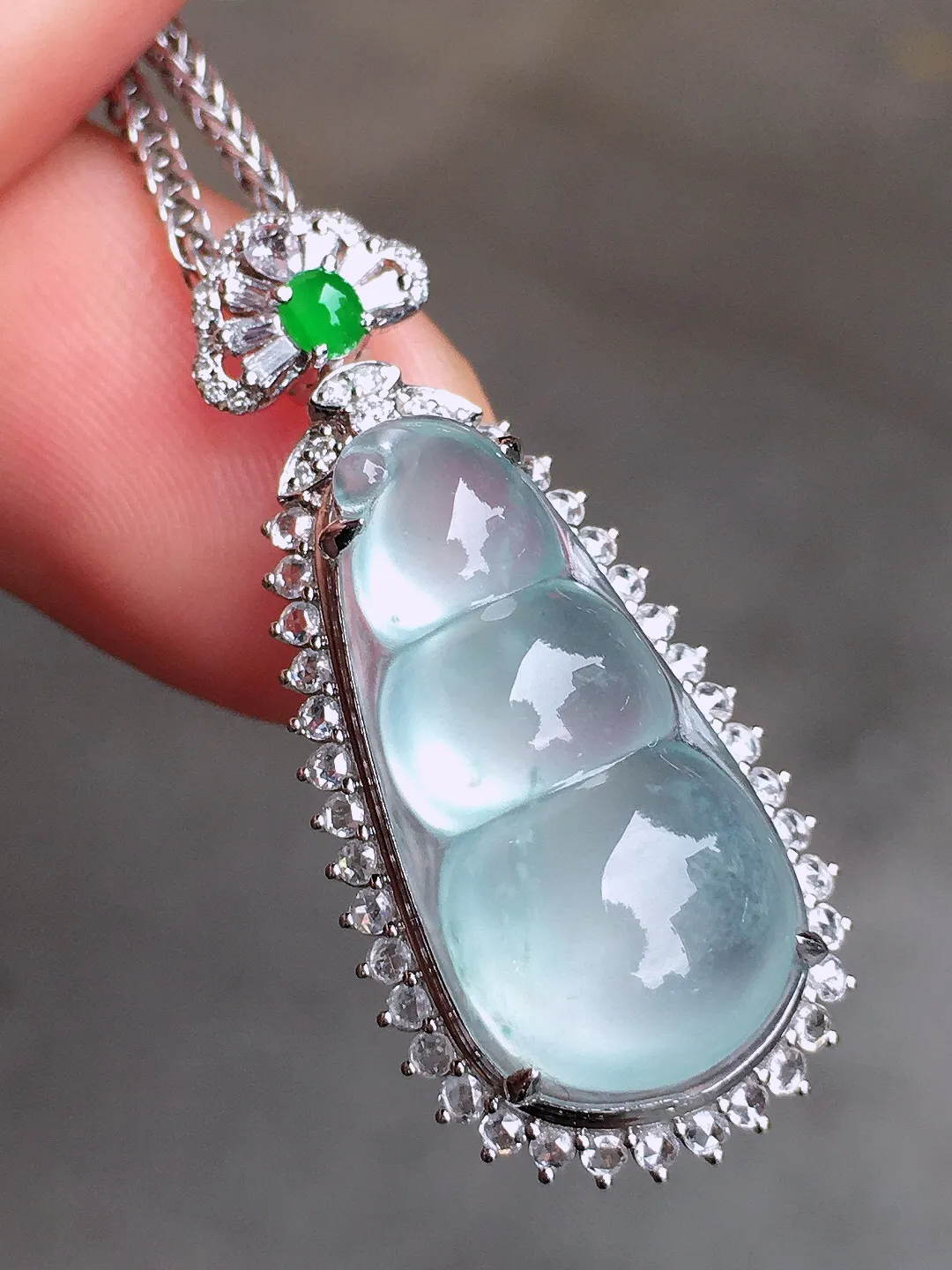 冰种福豆吊坠，玉质细腻，荧光感超
强，饱满水润，气质满满。18k
金豪华镶嵌