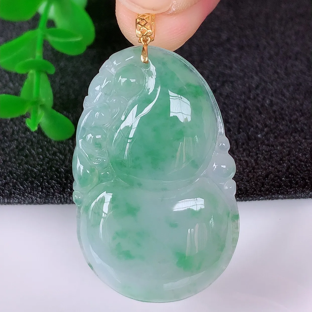 自然光实拍，18K金镶嵌冰飘花翡翠葫芦吊坠，翡翠葫芦，寓意福禄双全，财源滚滚，佩戴效果优雅迷人！#0