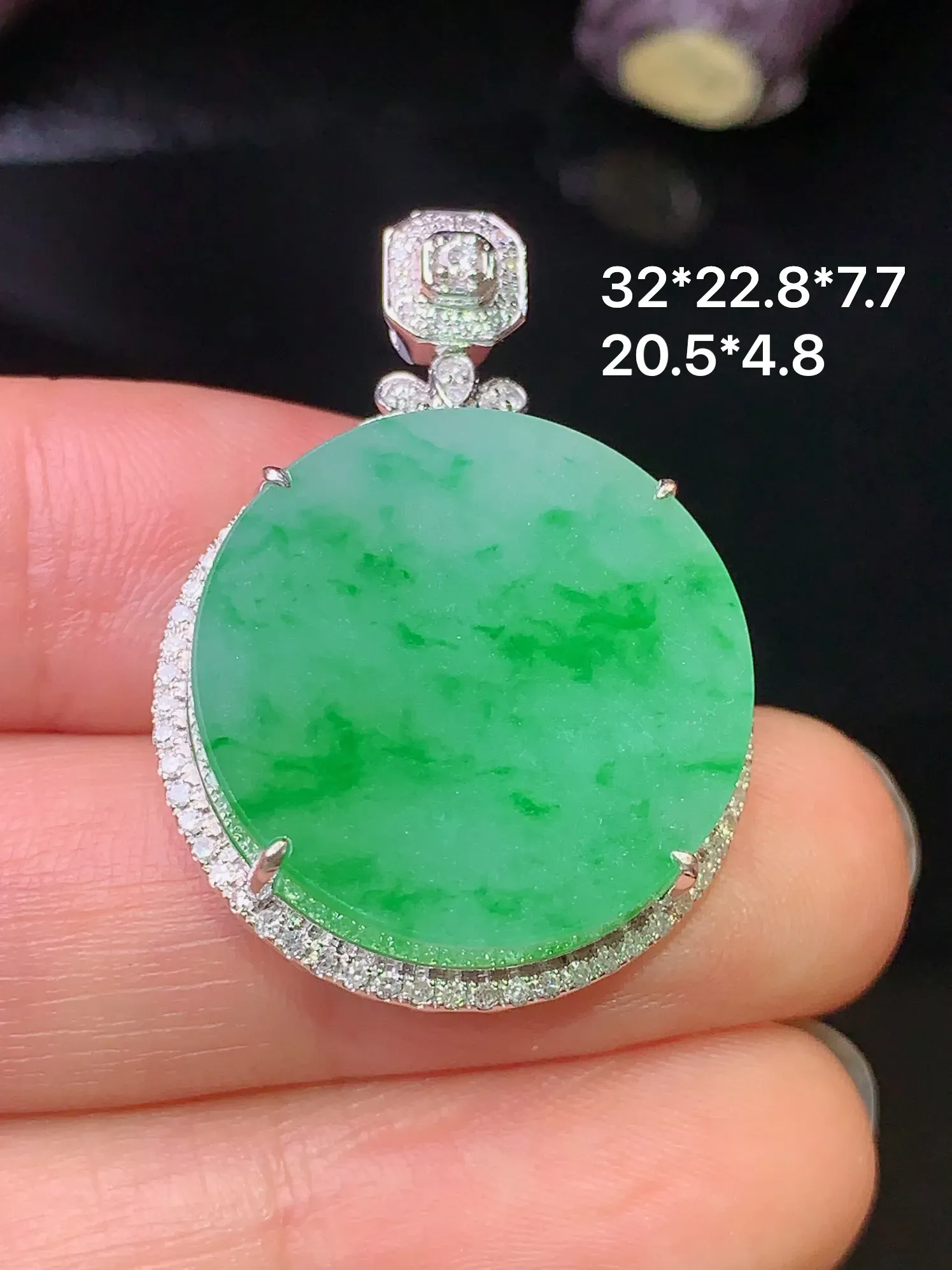 18k金钻镶嵌翠绿圆牌吊坠 玉质细腻 色泽清新艳丽 整体尺寸32*22.8*7.7